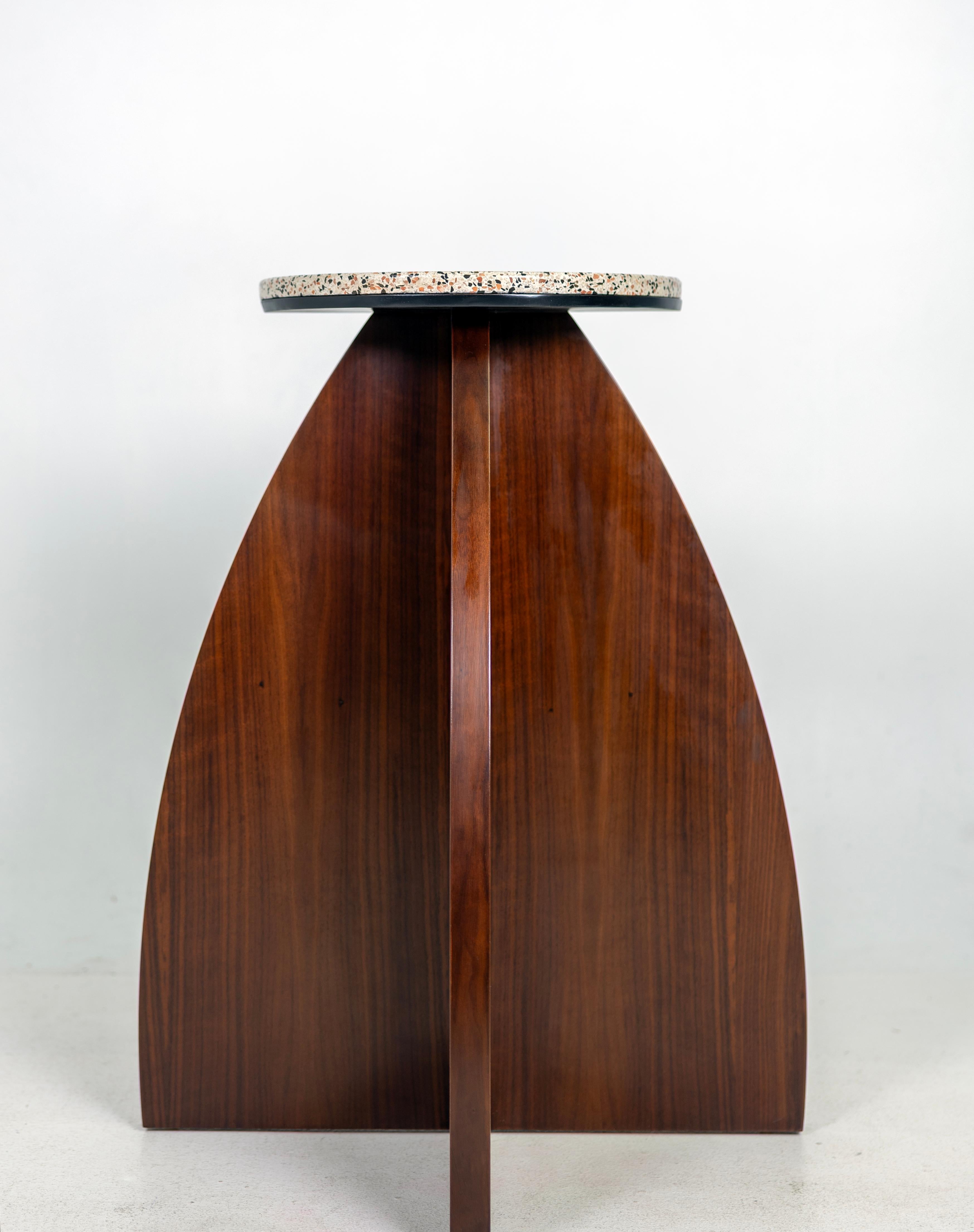 Pedestal moderno de nogal y terrazo Estadounidense en venta