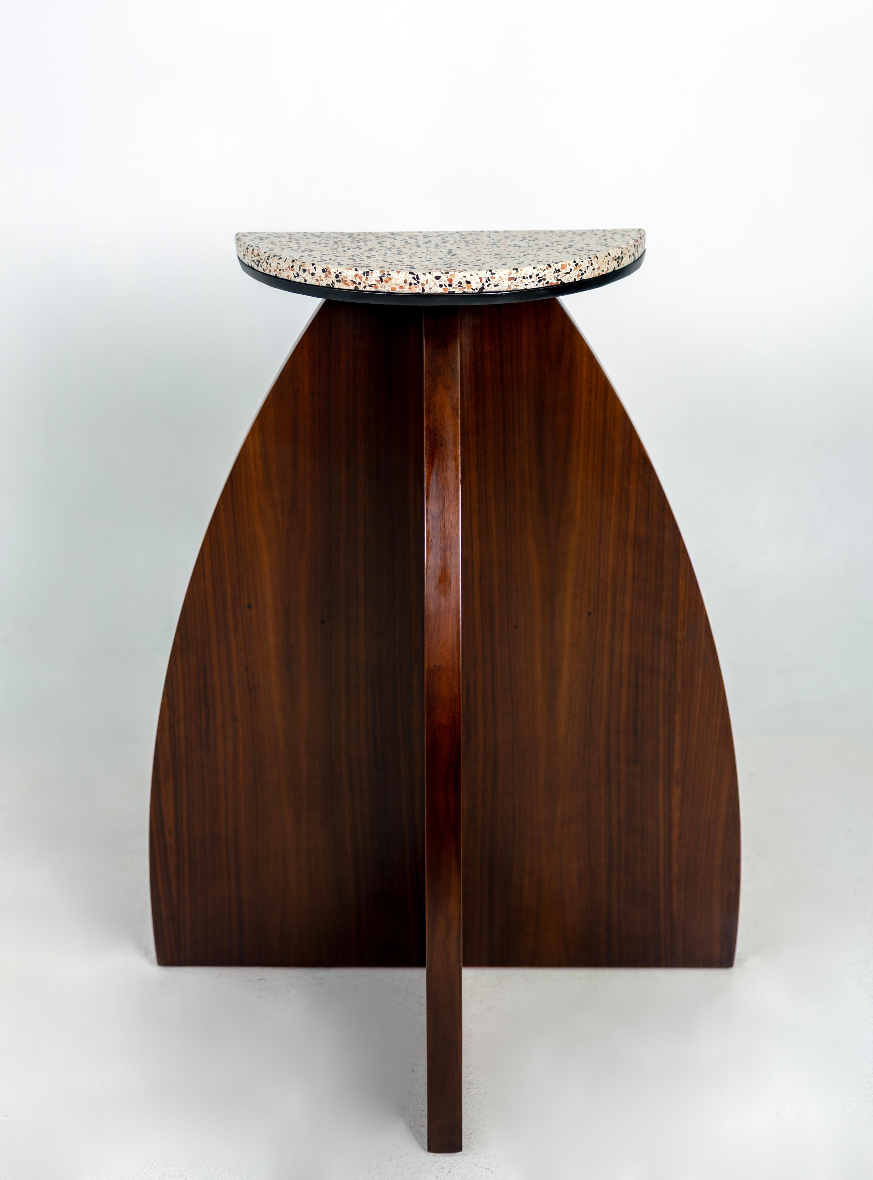 Pedestal moderno de nogal y terrazo en Bueno estado para la venta en Miami, FL
