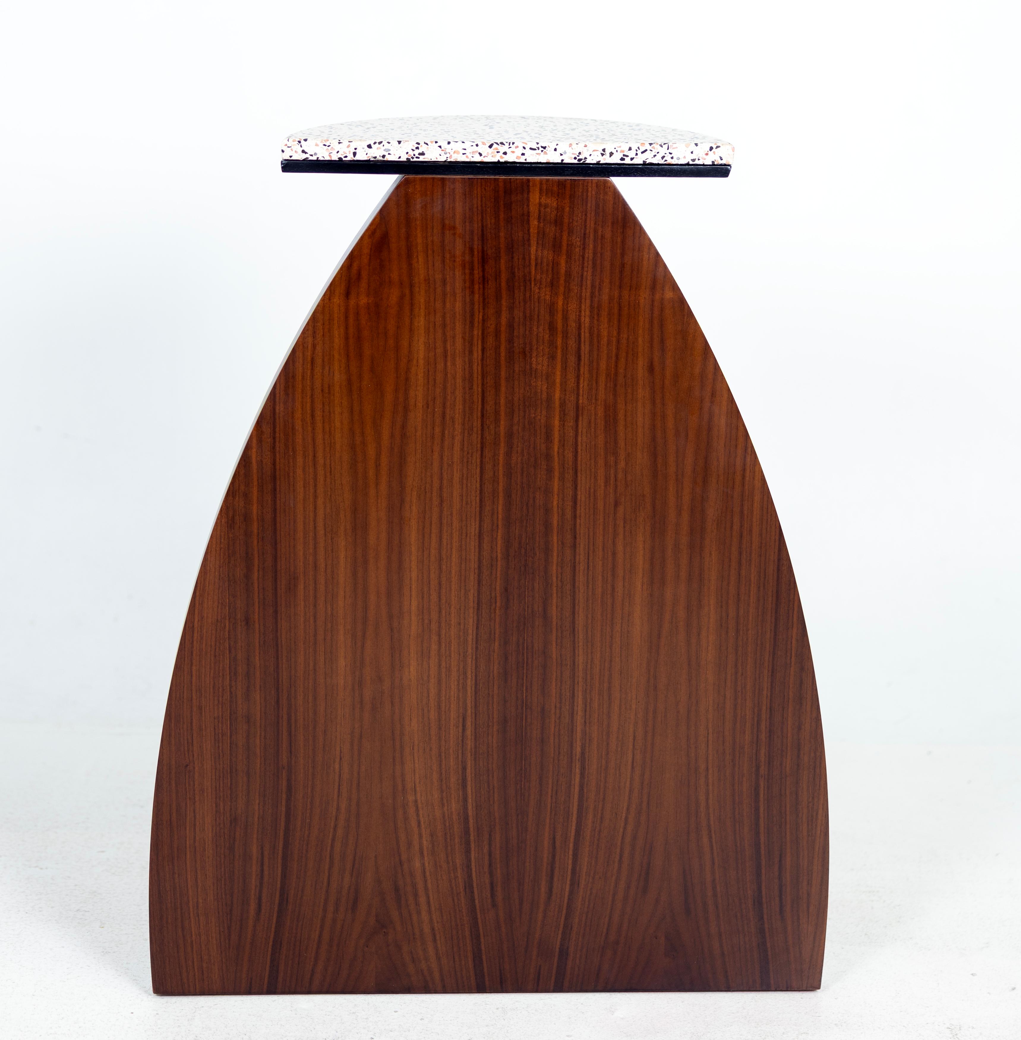 Pedestal moderno de nogal y terrazo Siglo XXI y contemporáneo en venta