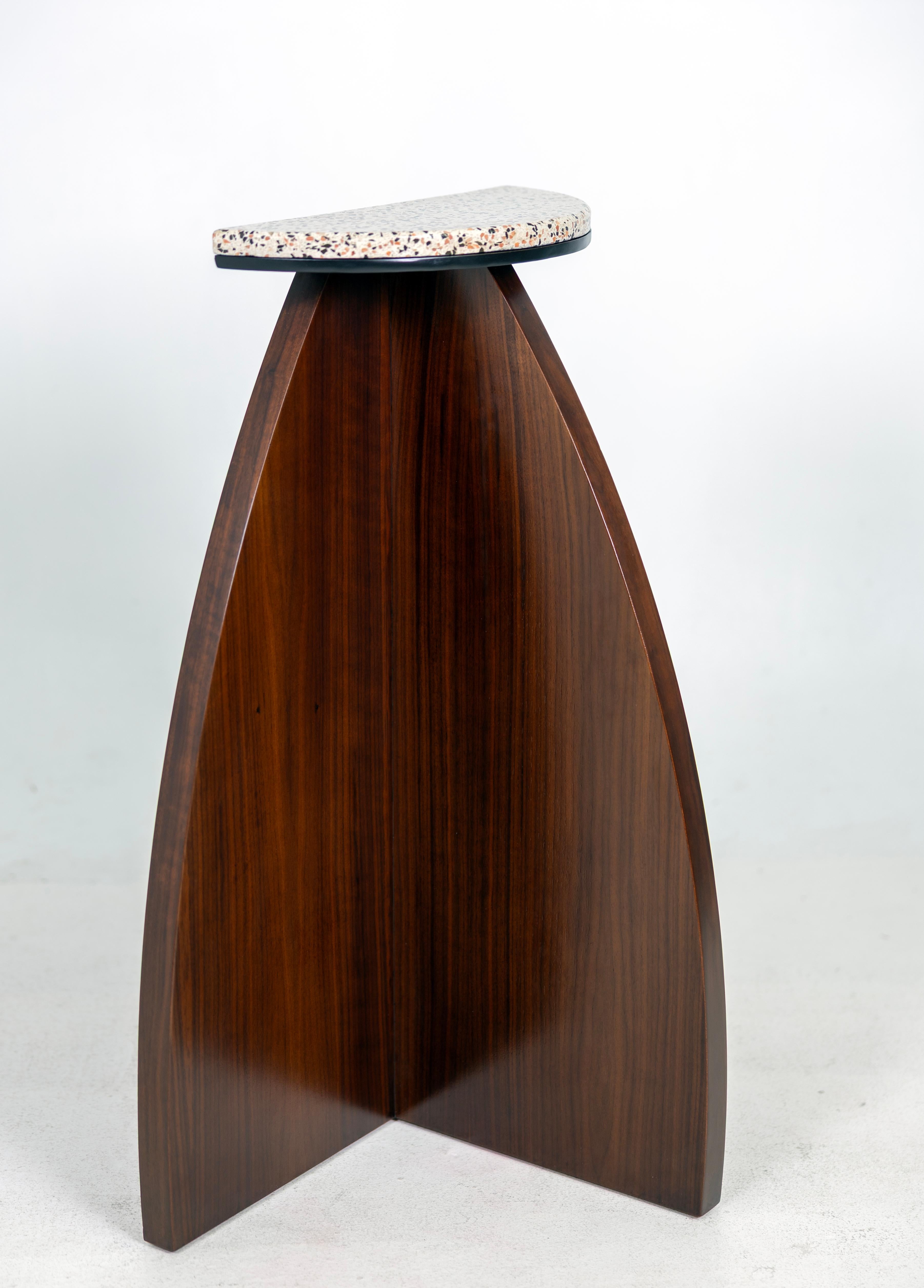 Pedestal moderno de nogal y terrazo en venta 2