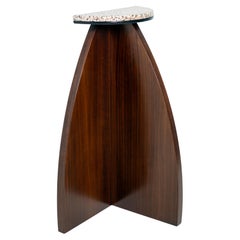 Pedestal moderno de nogal y terrazo