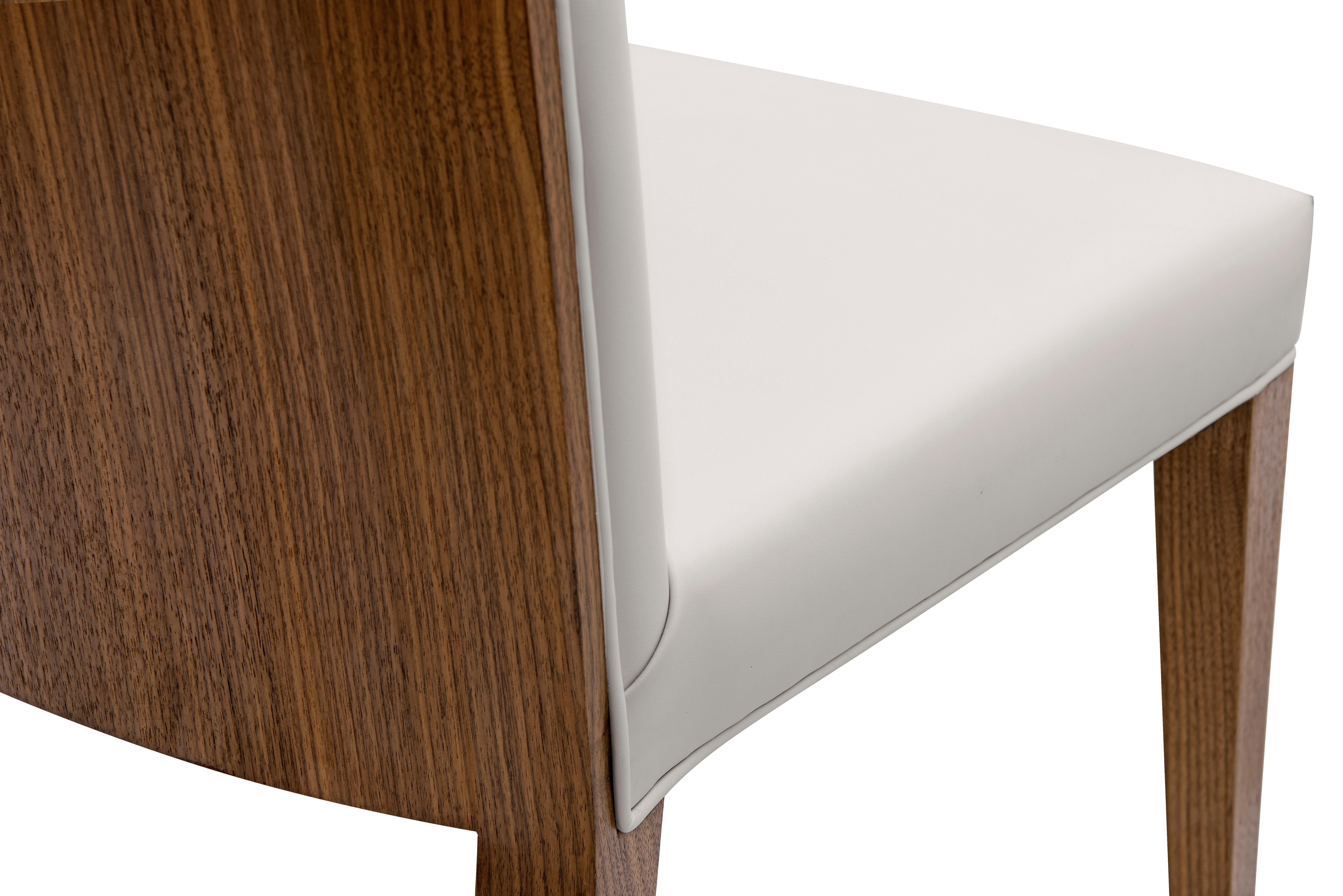 Silla de comedor moderna con respaldo de nogal diseñada por Greg Sheres.  En stock. Moderno en venta
