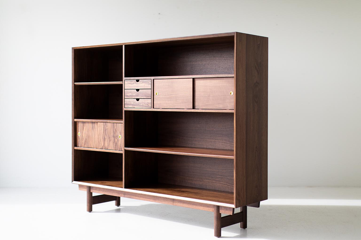 Modernes Bücherregal aus Nussbaumholz von Lawrence Peabody (Walnuss) im Angebot