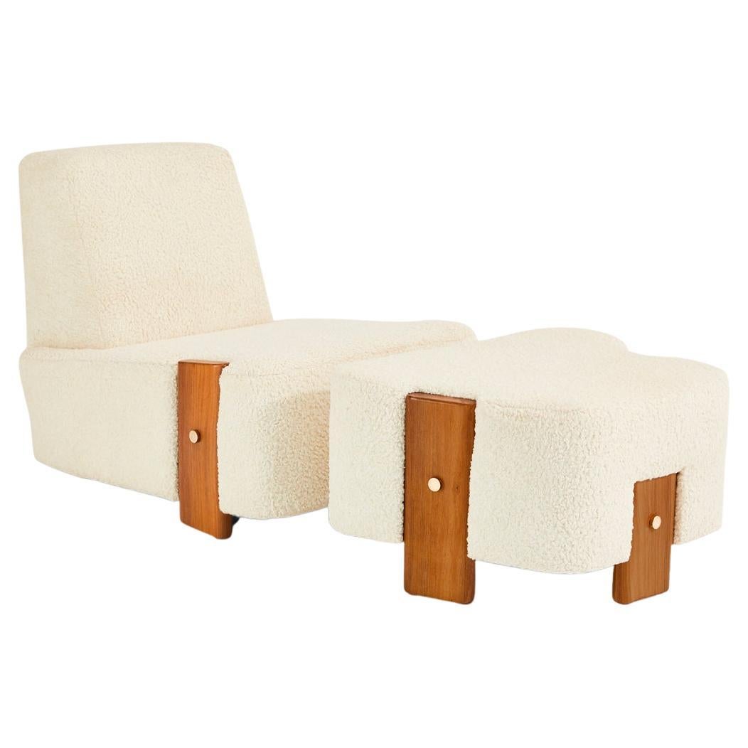 Modern, Nussbaum, Messing und Boucle' Malta Lounge Slipper Chair mit Fußhocker