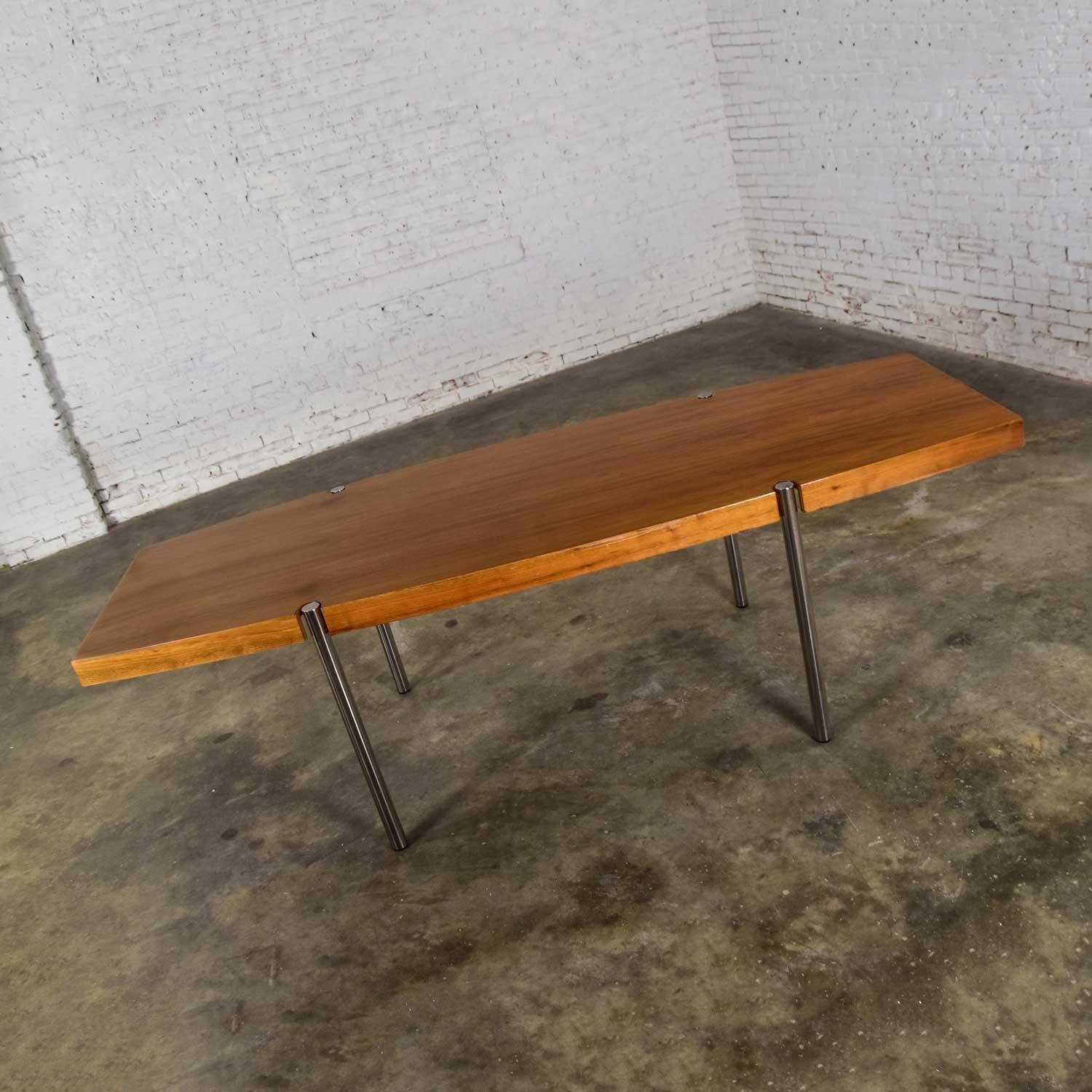Table de conférence moderne en forme de bateau en noyer et chrome par Jens Risom pour Howe en vente 4