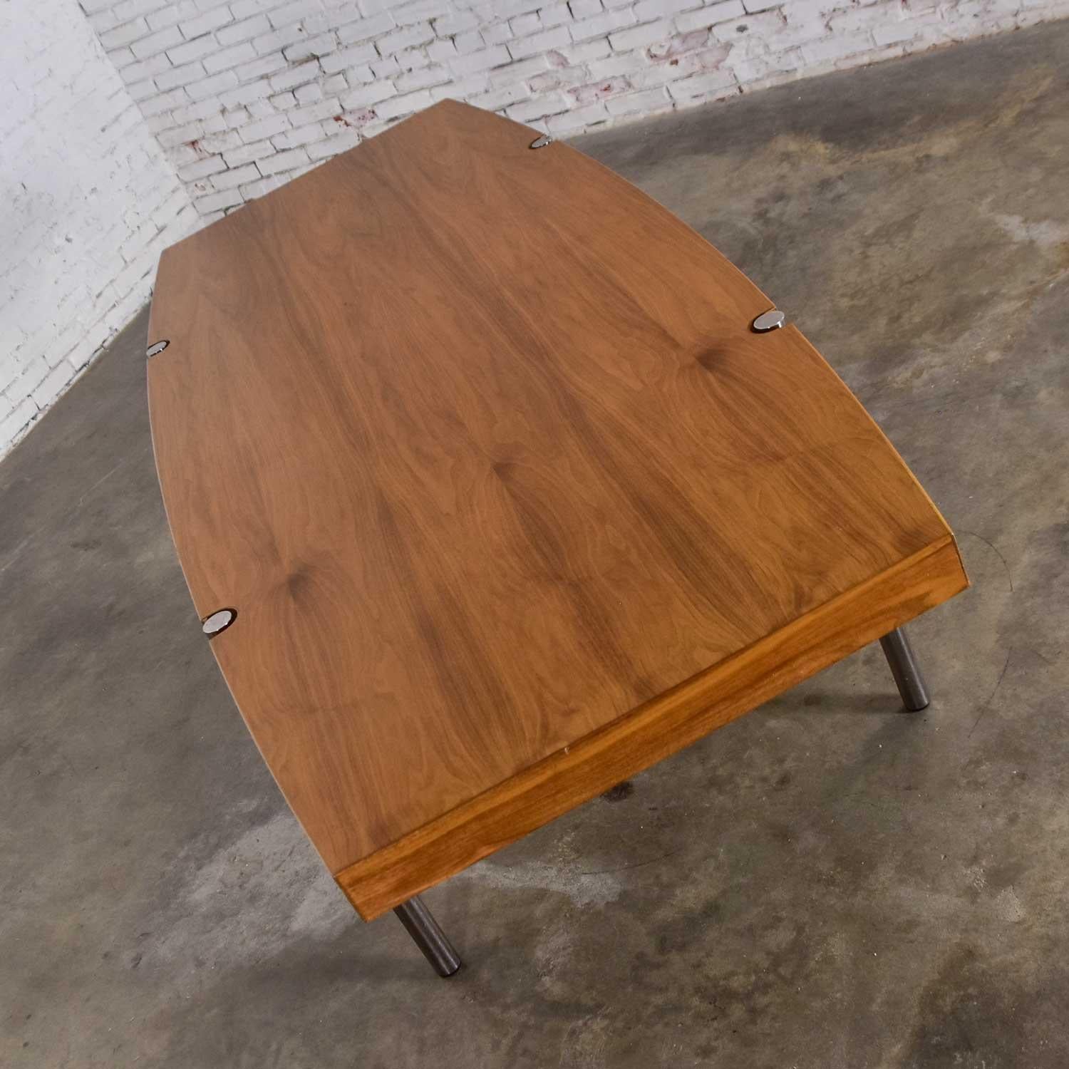 20ième siècle Table de conférence moderne en forme de bateau en noyer et chrome par Jens Risom pour Howe en vente