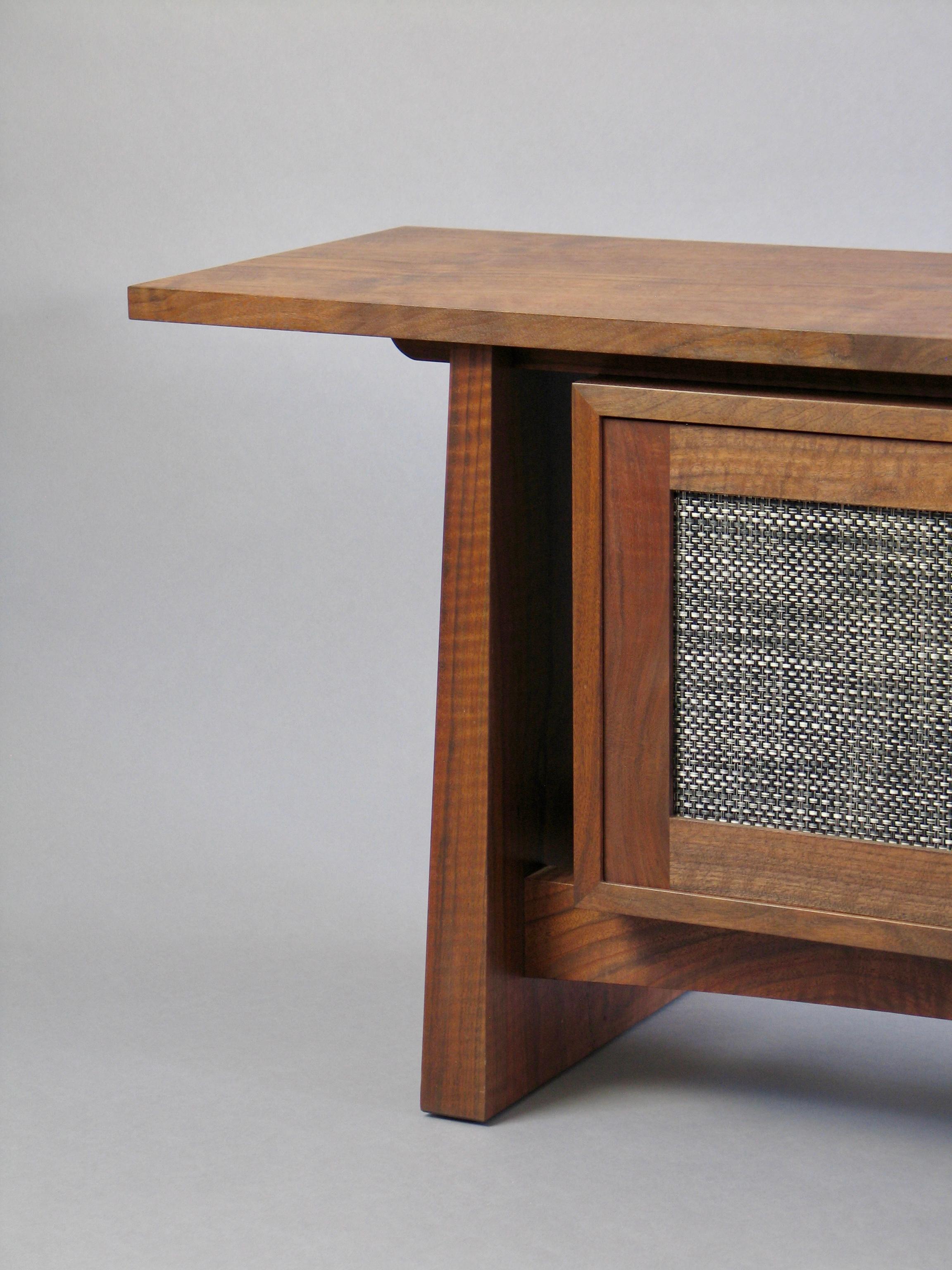 Américain Credenza Modernity en noyer par Thomas Throop / The Modern Designs - En stock