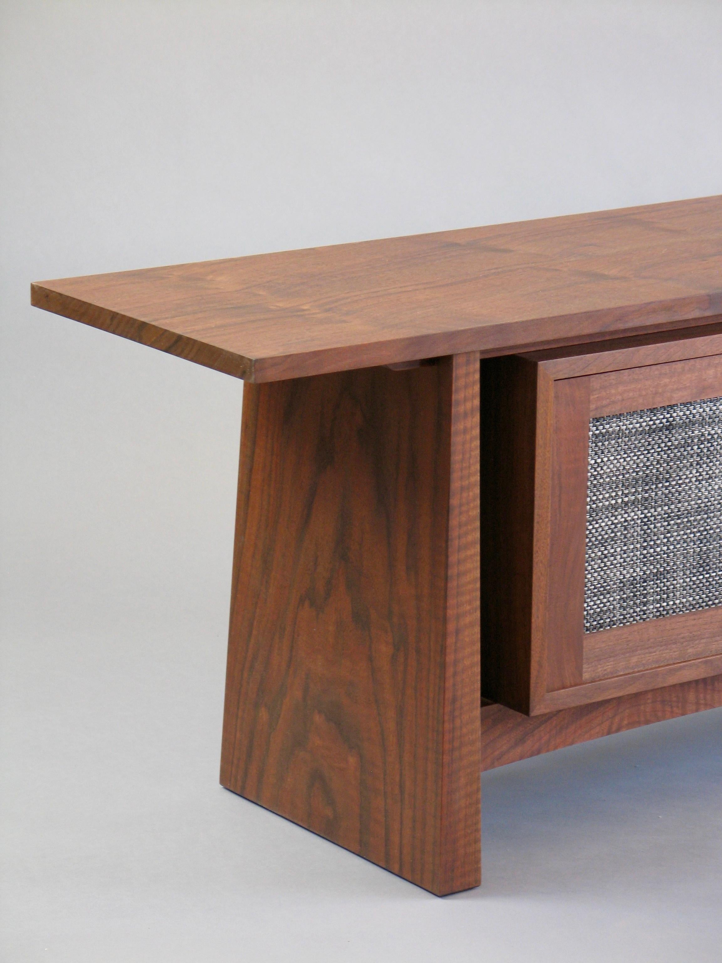 Fait main Credenza Modernity en noyer par Thomas Throop / The Modern Designs - En stock