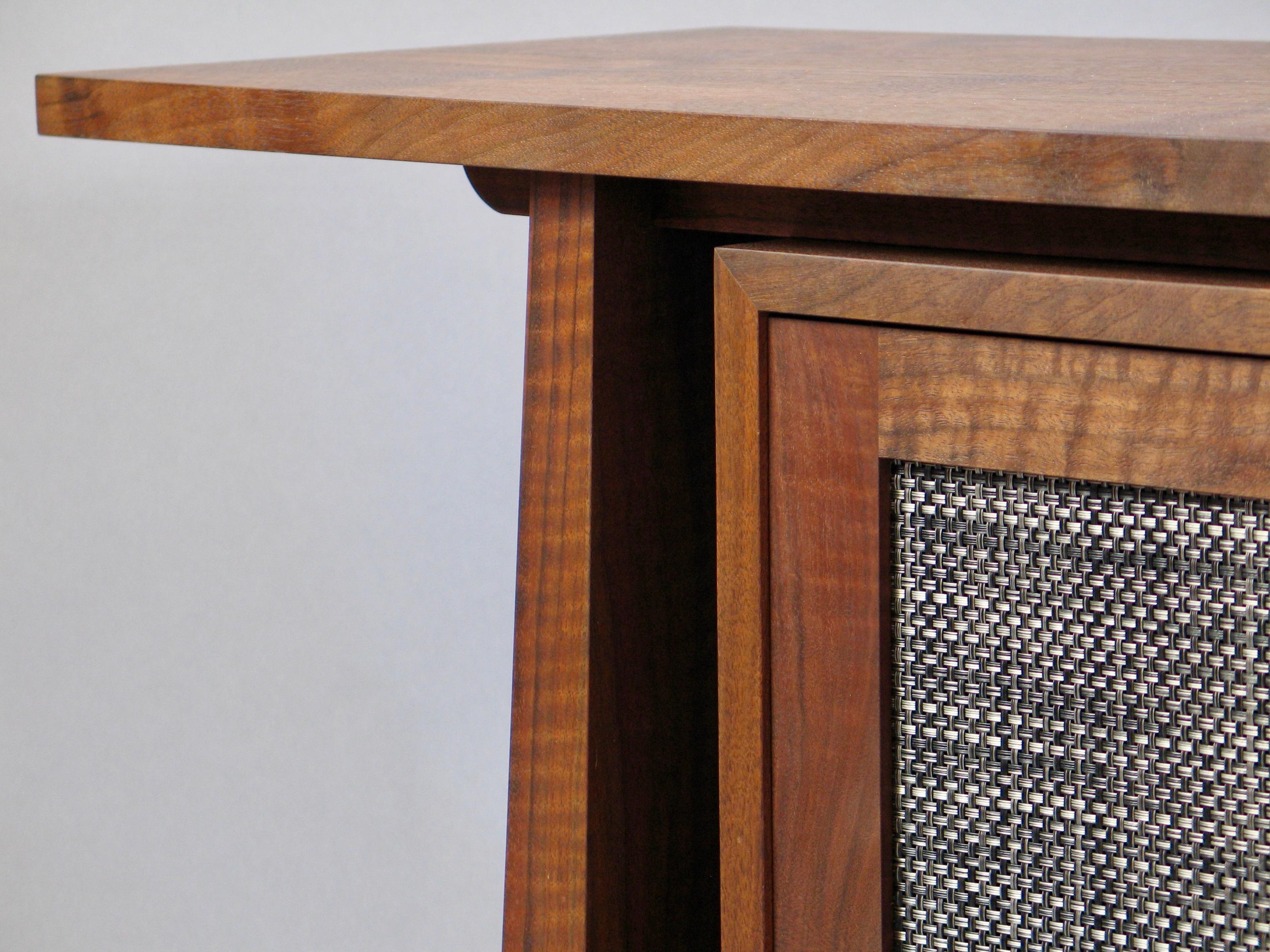 Credenza Modernity en noyer par Thomas Throop / The Modern Designs - En stock Excellent état à New Canaan, CT
