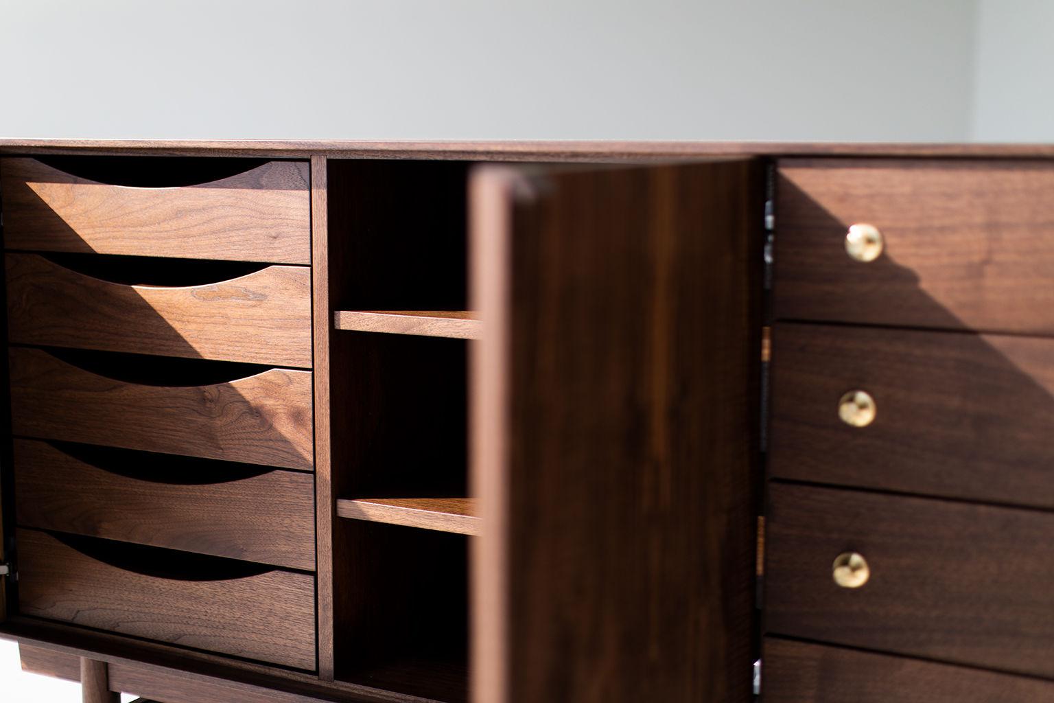 Credenza moderna in noce della collezione Peabody in vendita 4