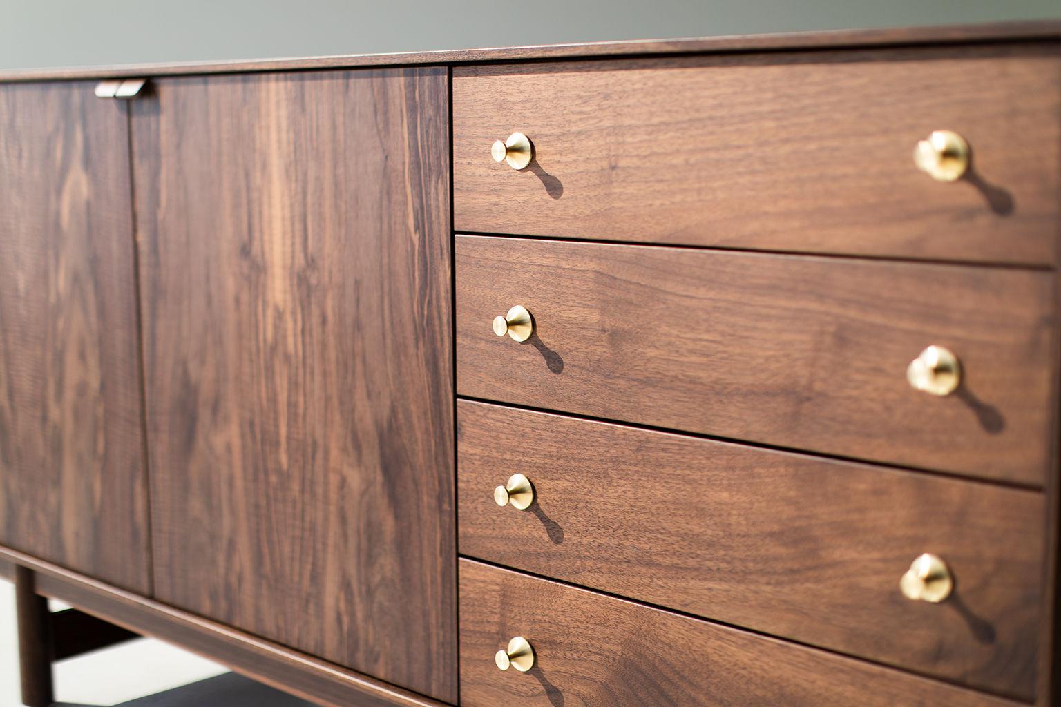 Credenza moderna in noce della collezione Peabody in vendita 5