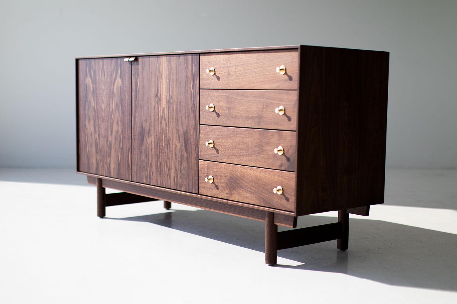 Designer: Lawrence Peabody

Produttore: Craft Associates Furniture
Periodo/modello: Medioevo Moderno
Specifiche: Noce nero, impiallacciatura in noce Claro, ottone

Condizioni:

Questa credenza moderna in noce di Lawrence Peabody per Craft