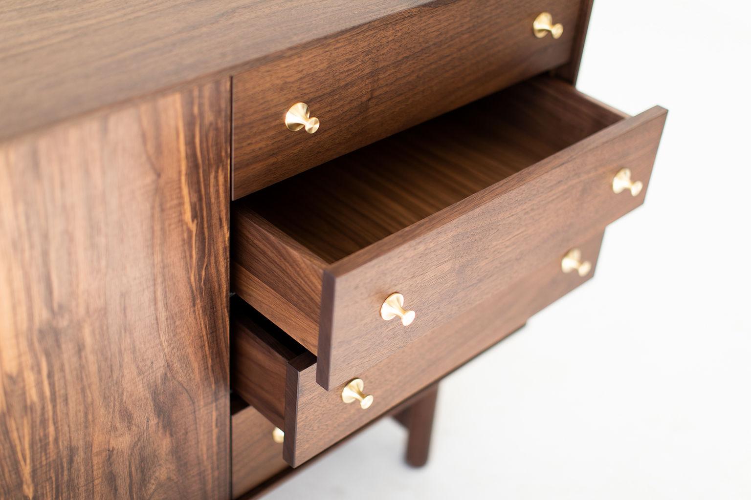 XXI secolo e contemporaneo Credenza moderna in noce della collezione Peabody in vendita