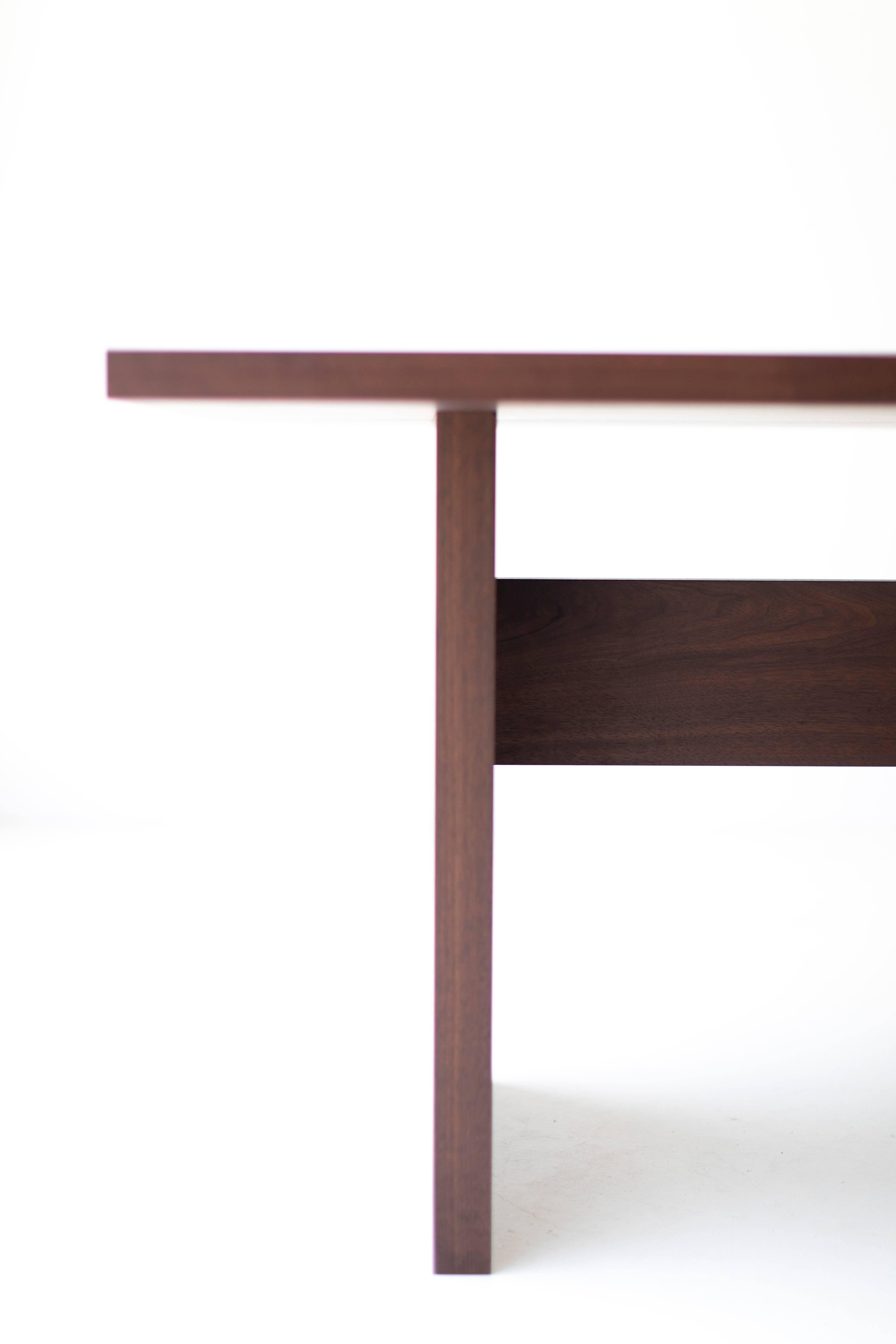 Moderner moderner Esstisch aus Nussbaumholz, „The Toko Table“ (Moderne der Mitte des Jahrhunderts) im Angebot