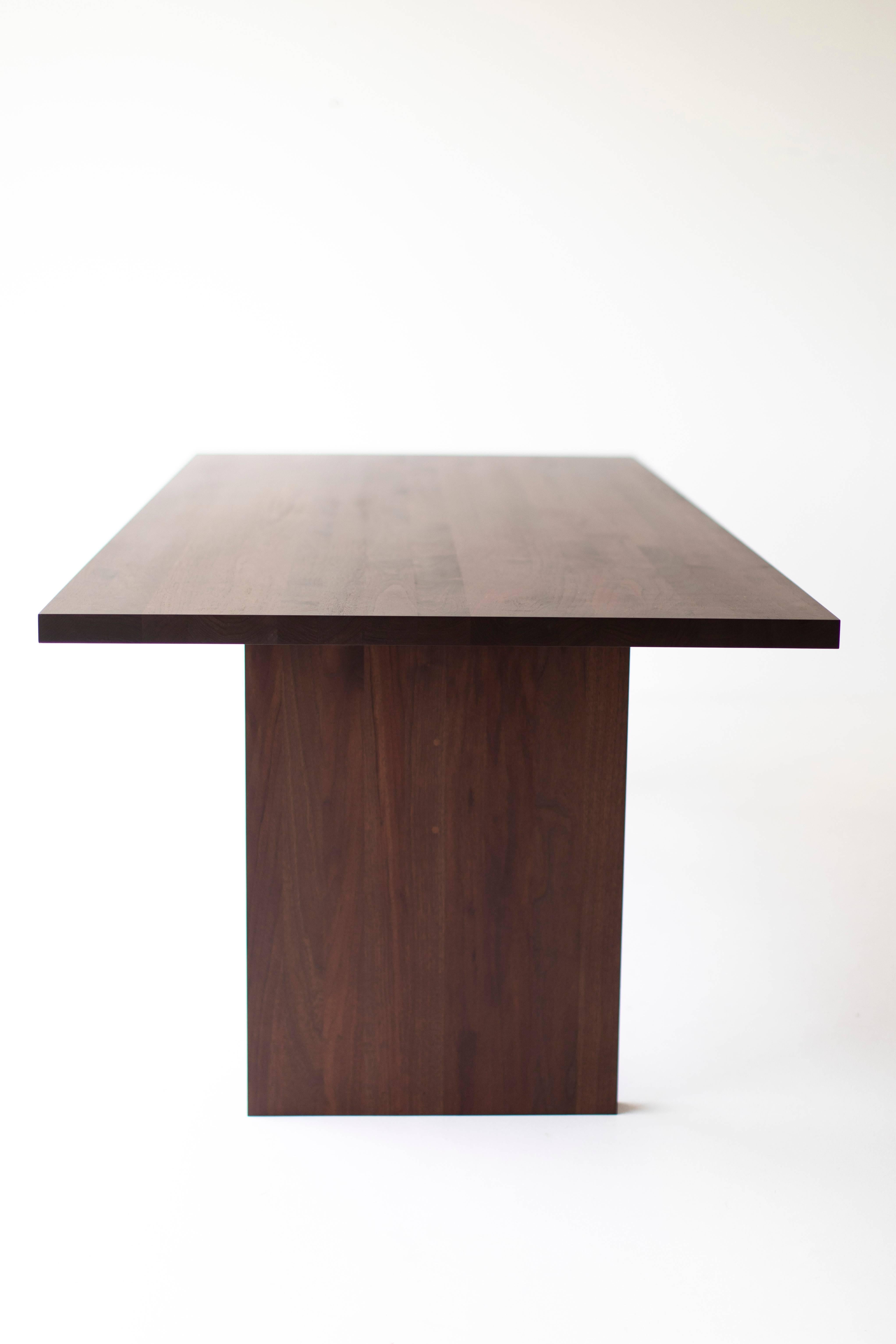 XXIe siècle et contemporain Table de salle à manger moderne en noyer, « The Toko Table » en vente