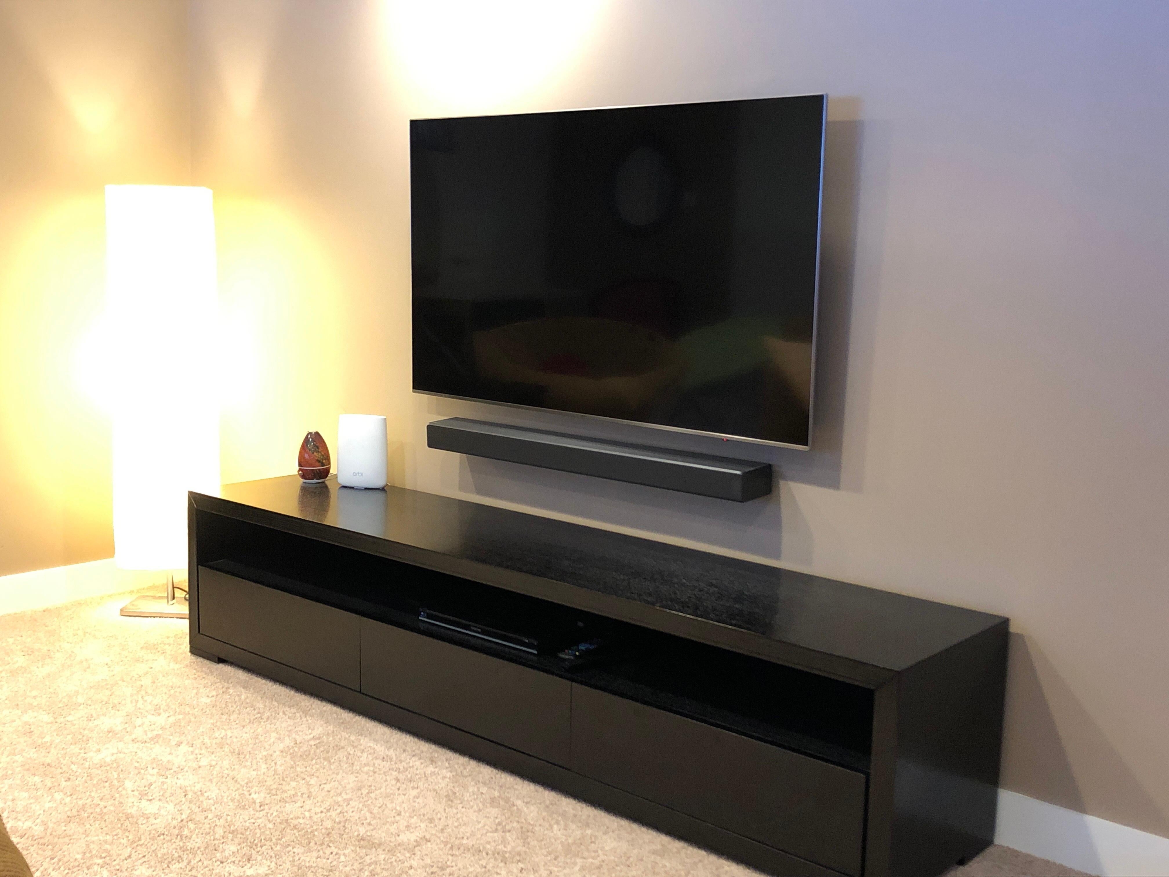 Moderna plataforma de entretenimiento de nogal para TV  diseñado por Greg Sheres. En stock. Chino en venta