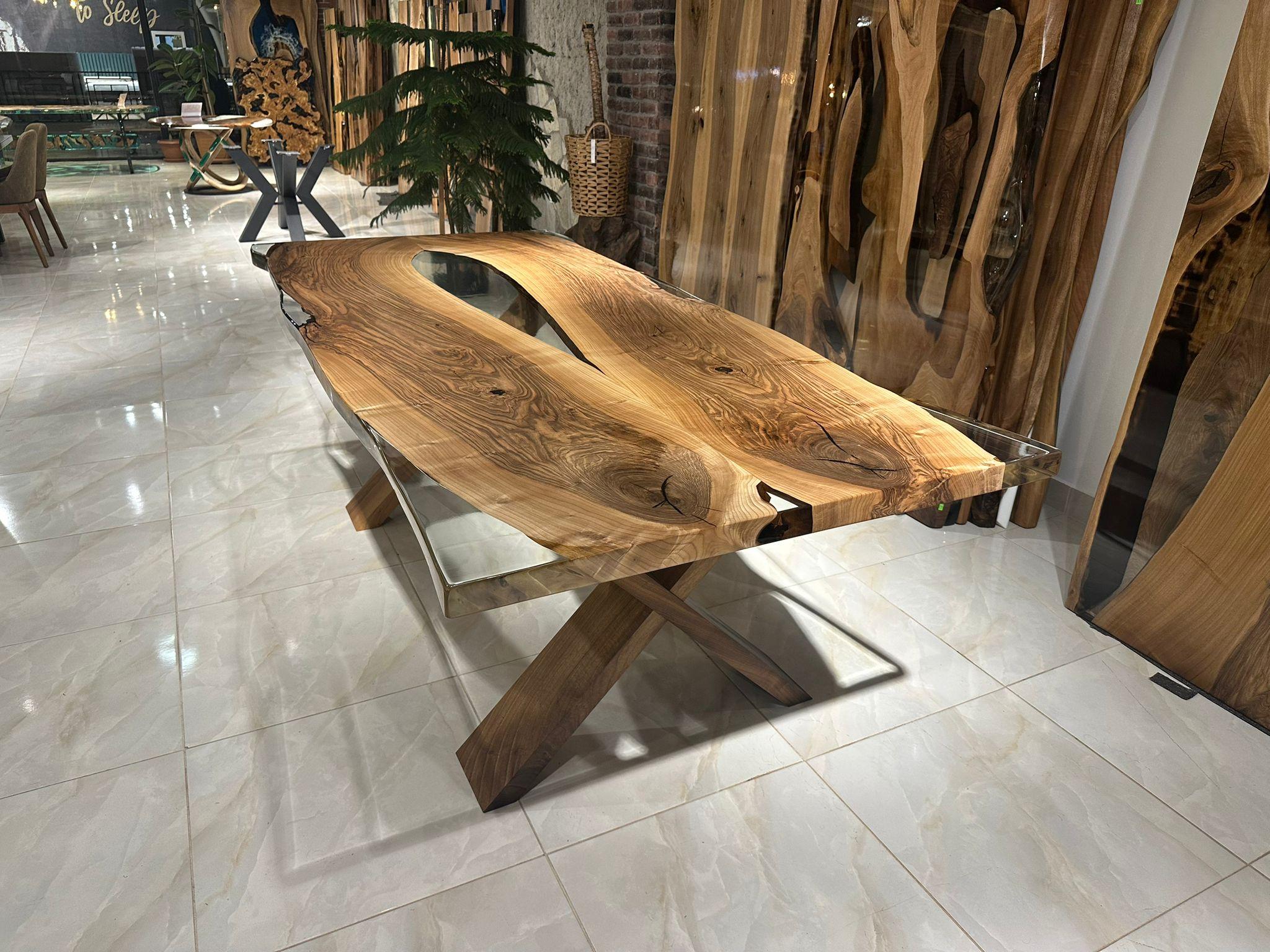Esstisch aus klarem Walnuss-Epoxidharz 

Dieser Tisch ist aus Walnussholz gefertigt. Die Maserung und die Struktur des Holzes beschreiben, wie ein natürliches Walnussholz aussieht.
Er kann als Esstisch oder als Konferenztisch verwendet werden. Für