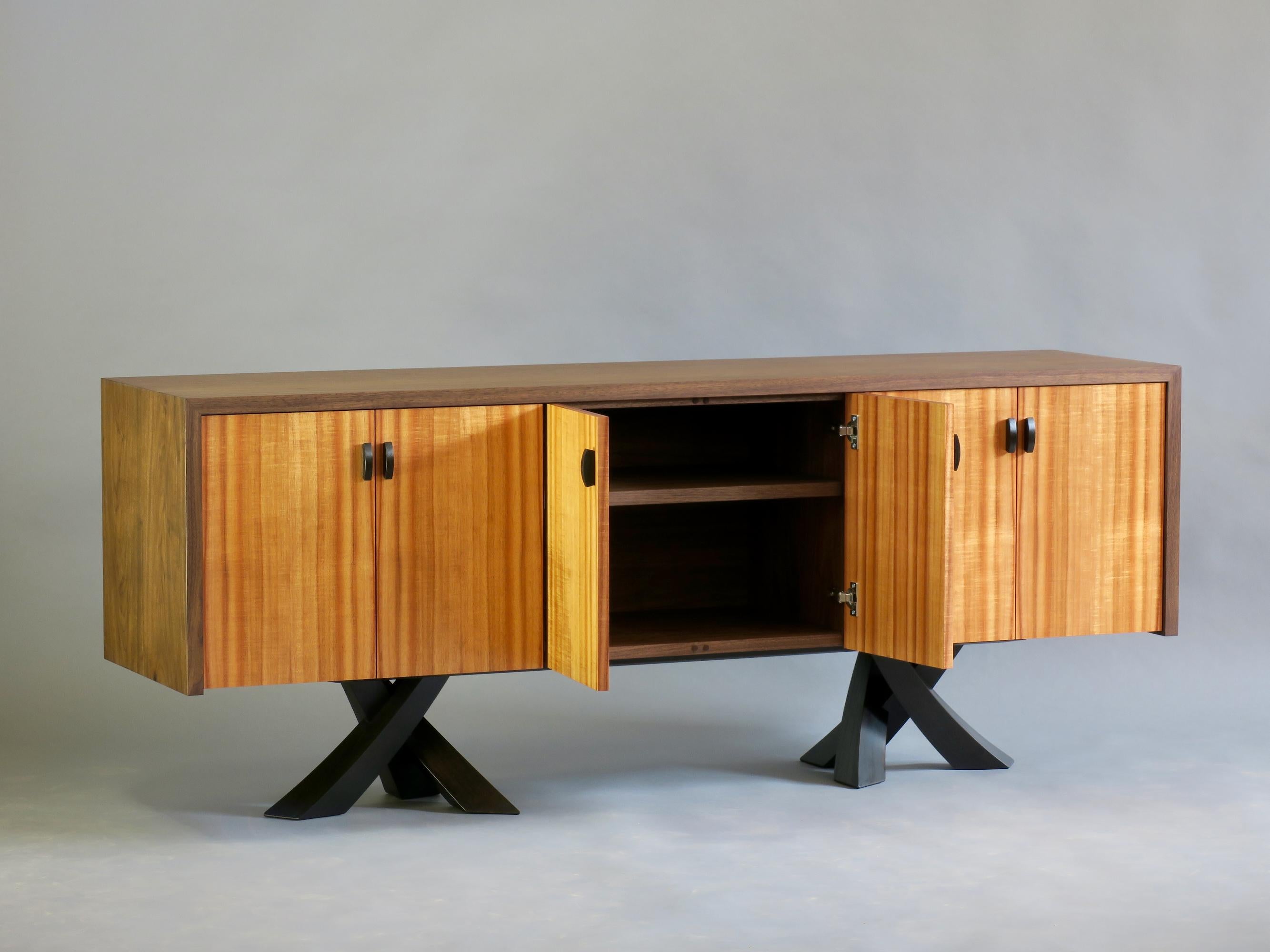 Credenza moderna de nogal y koa con patas escultóricas de Thomas Throop - Fabricada por encargo en venta 2