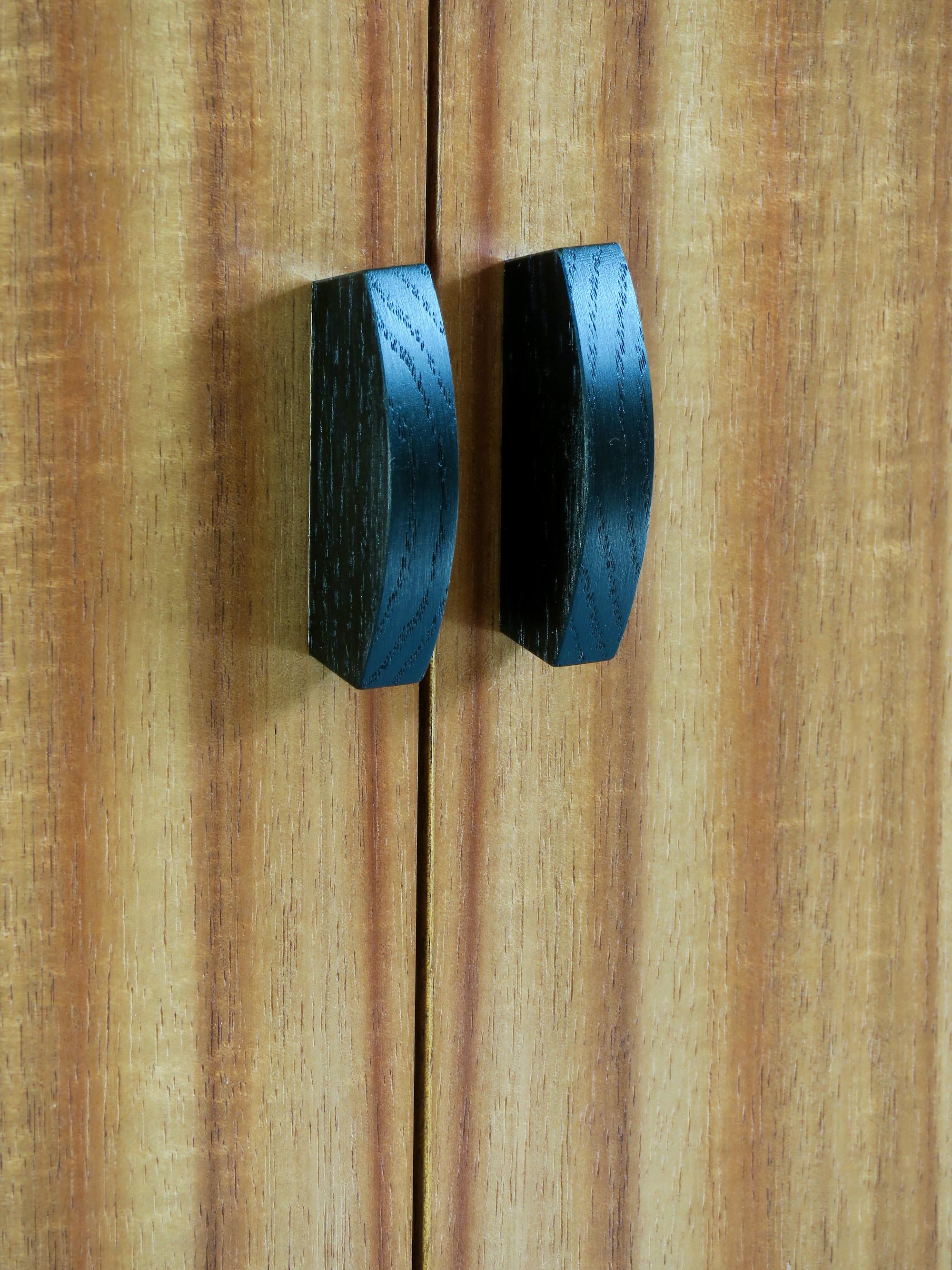 Credenza moderna de nogal y koa con patas escultóricas de Thomas Throop - Fabricada por encargo Estadounidense en venta