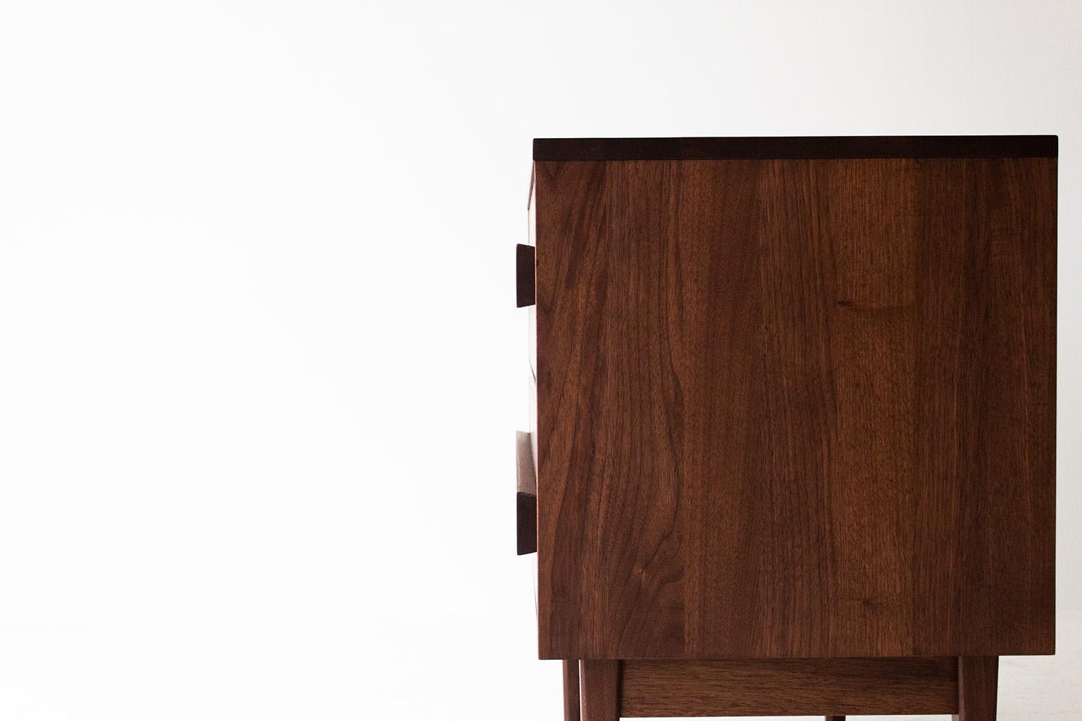 Esta moderna mesilla de noche de nogal está fabricada en el corazón de Ohio con madera de origen local. Cada pieza está hecha a mano con nogal macizo y acabada con un bonito acabado mate de calidad comercial. Para nosotros es importante dejar que