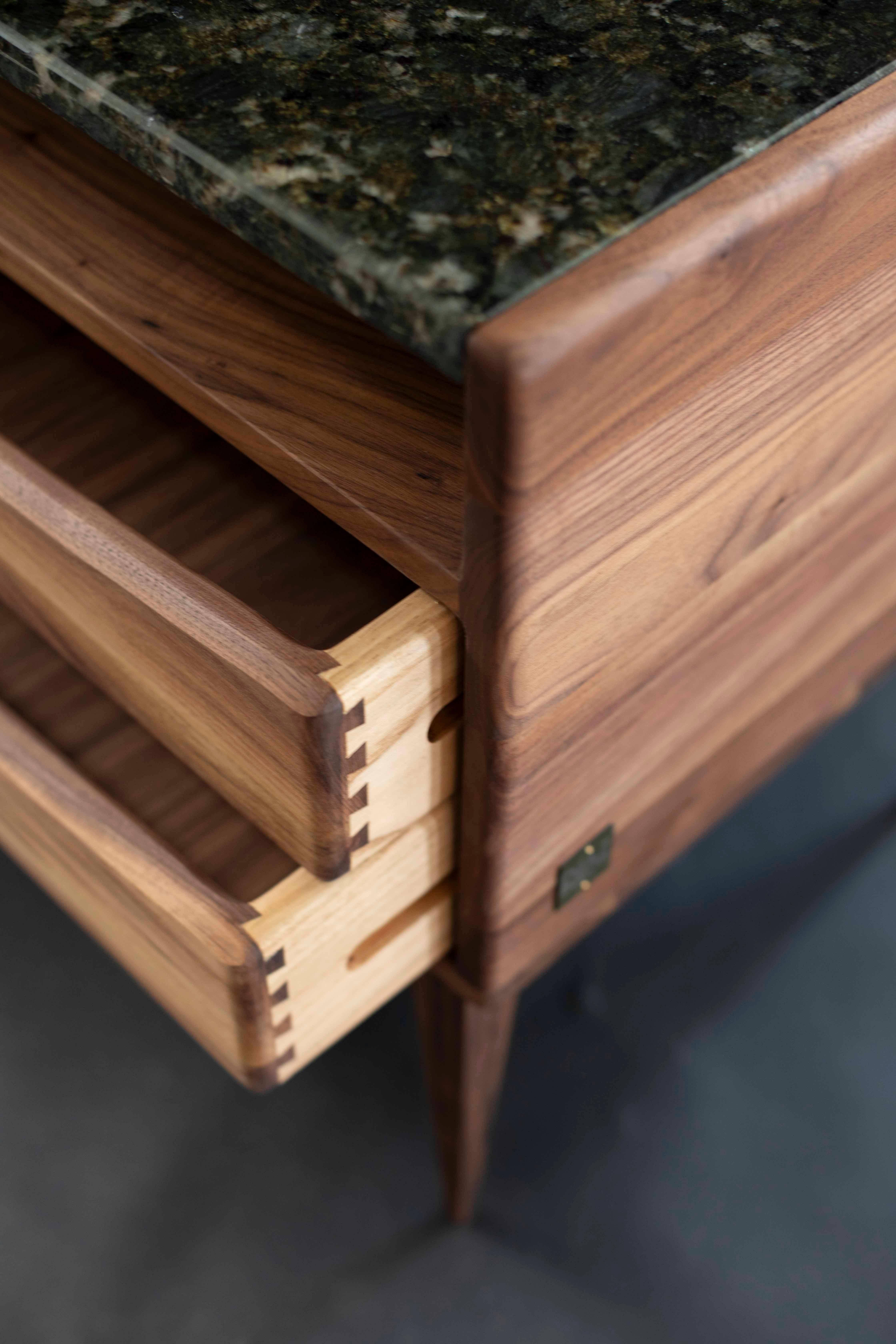 Mid-Century Modern Table de nuit moderne en noyer avec poignées Channel intégrées et deux tiroirs en vente