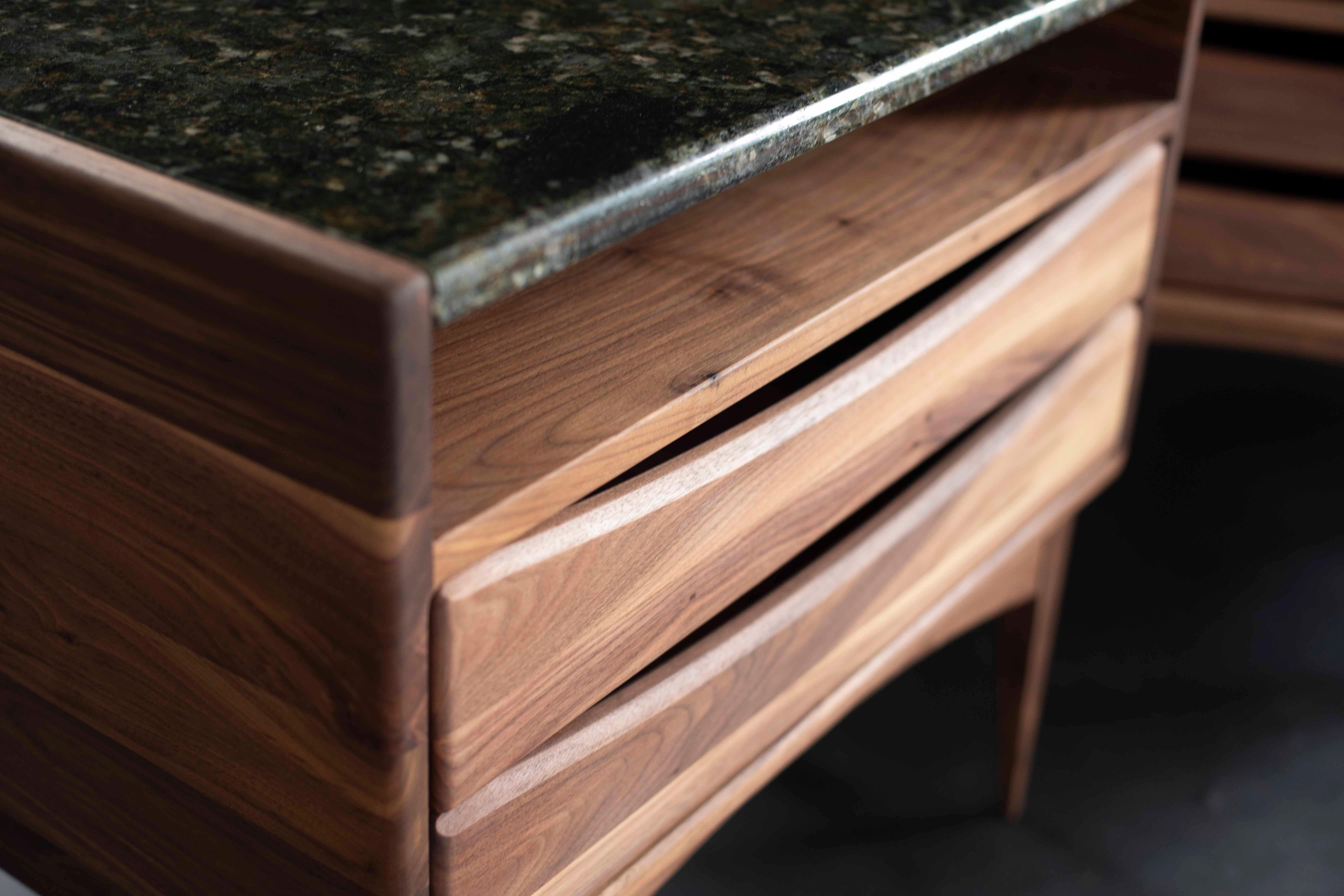 Espagnol Table de nuit moderne en noyer avec poignées Channel intégrées et deux tiroirs en vente