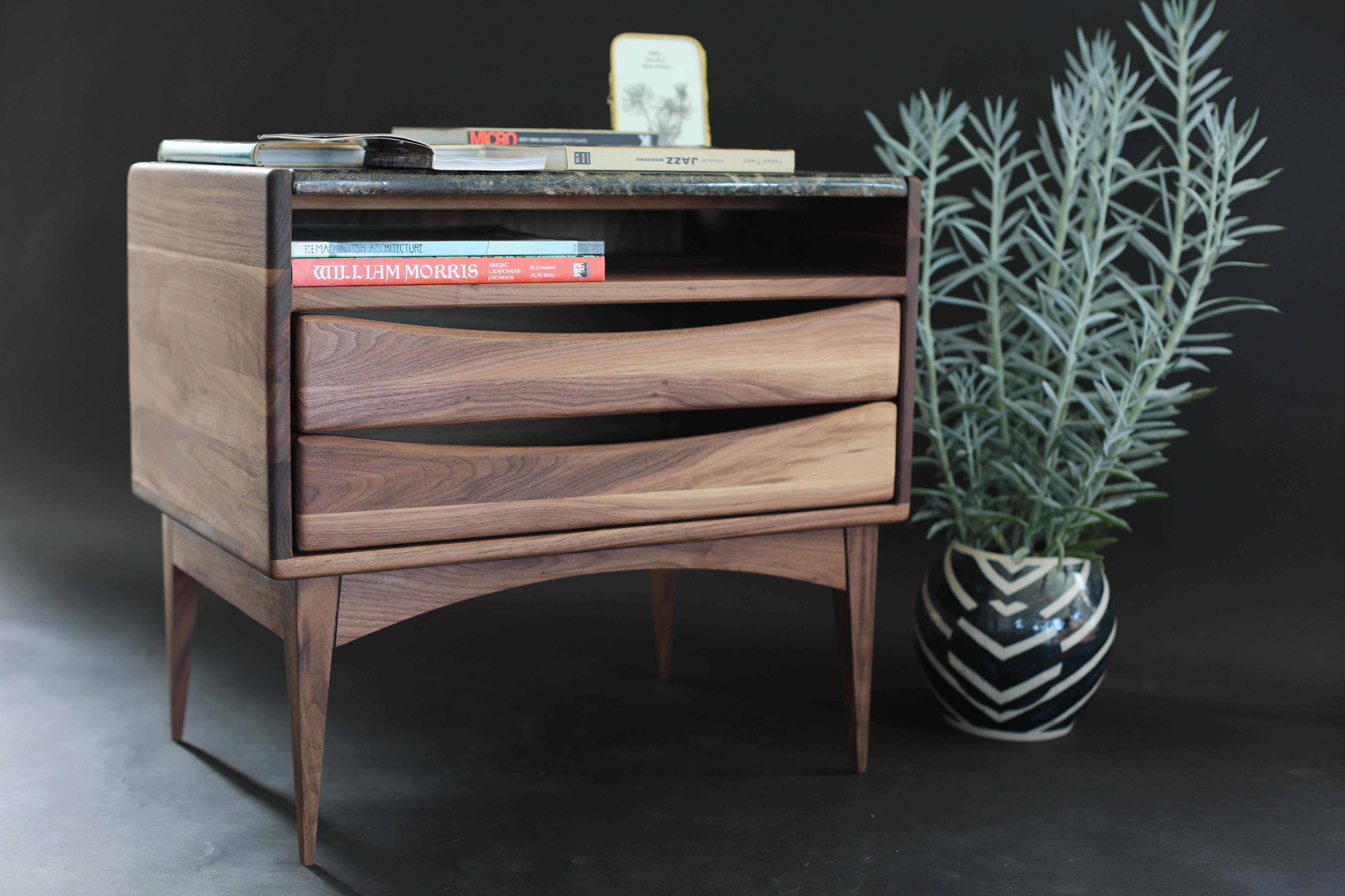 Huilé Table de nuit moderne en noyer avec poignées Channel intégrées et deux tiroirs en vente