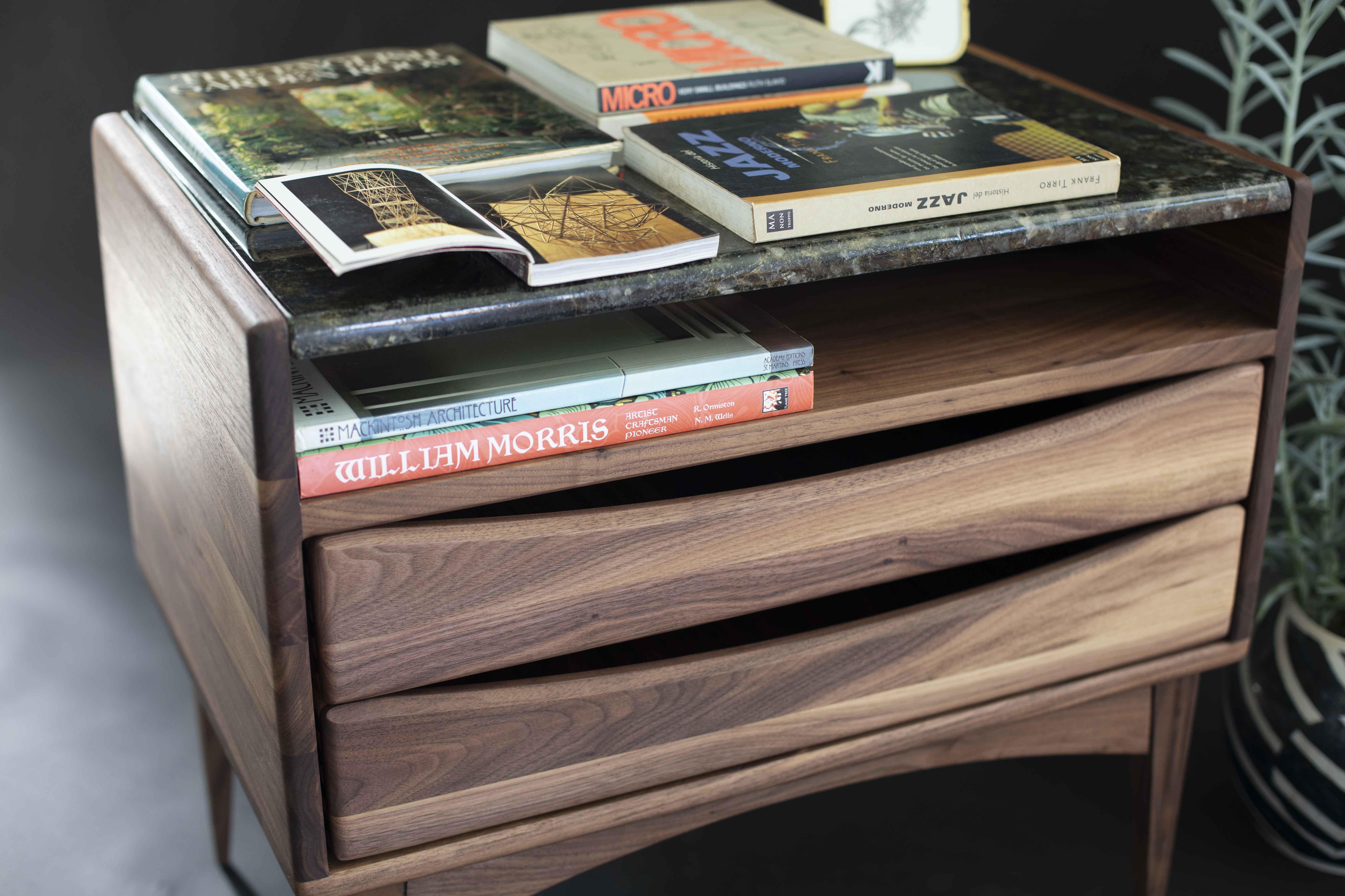XXIe siècle et contemporain Table de nuit moderne en noyer avec poignées Channel intégrées et deux tiroirs en vente