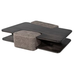 Mesa de centro escultórica moderna de nogal con otomanos