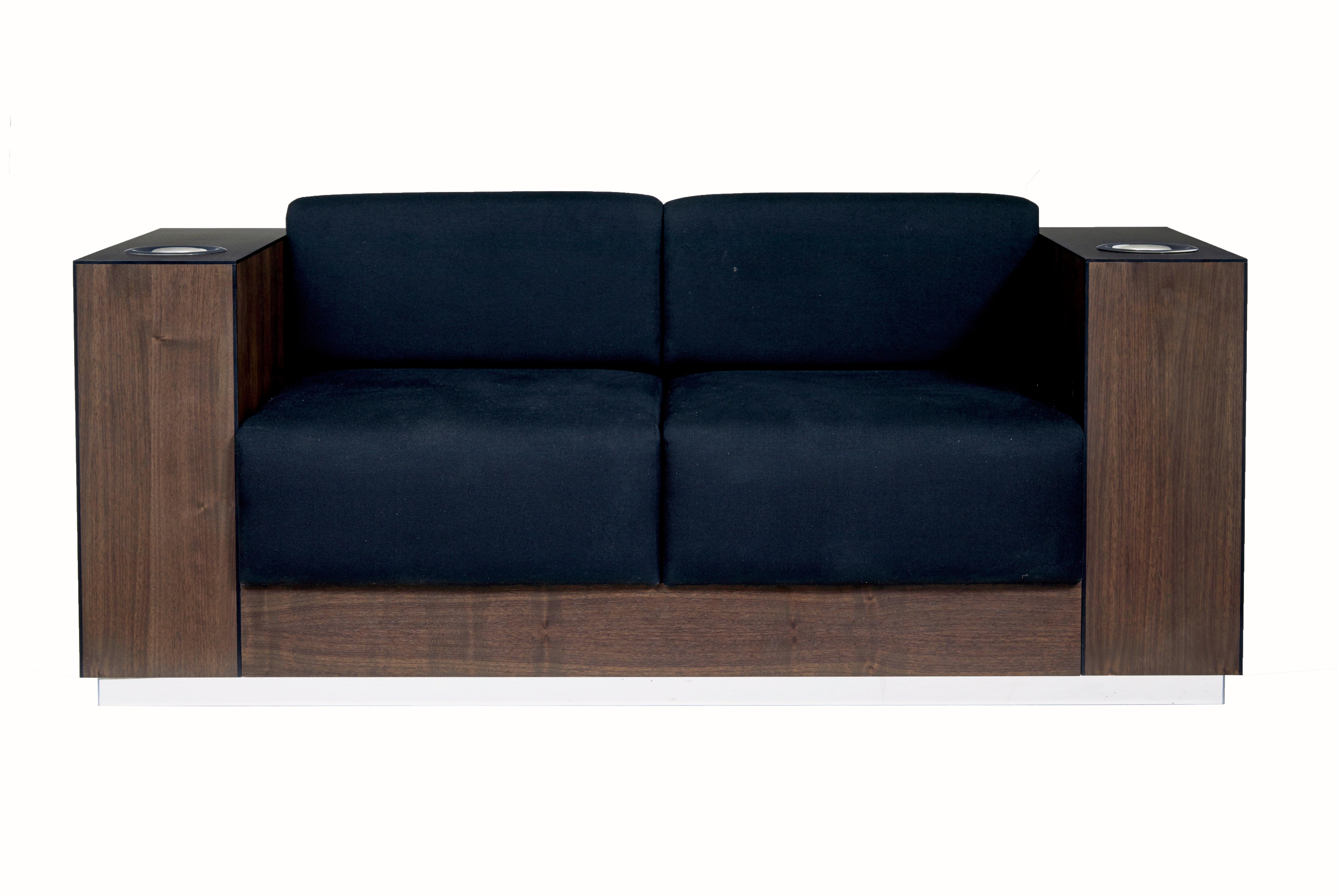 Modernes Sofa aus Nussbaumholz, ausgestattet mit Weinkühlern von Kaelo.

Wir freuen uns, Ihnen dieses einzigartige, maßgeschneiderte Sofa anbieten zu können, das in jedem Arm einen kaelo-Weinkühler enthält.  Dieses Stück wurde für eine Ausstellung