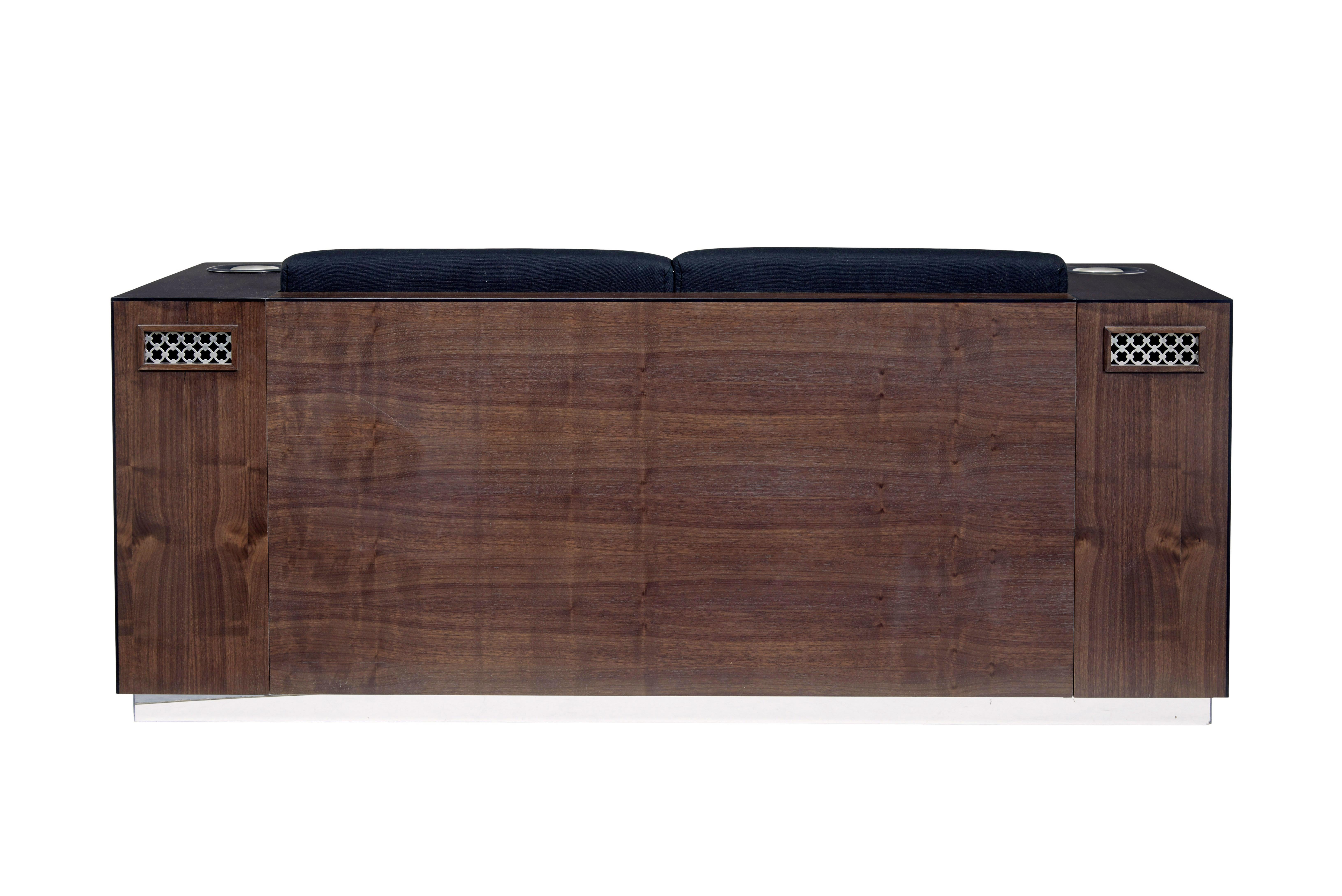 Modernes Sofa aus Nussbaumholz mit Kaelo-Weinkühlern (Handgefertigt) im Angebot