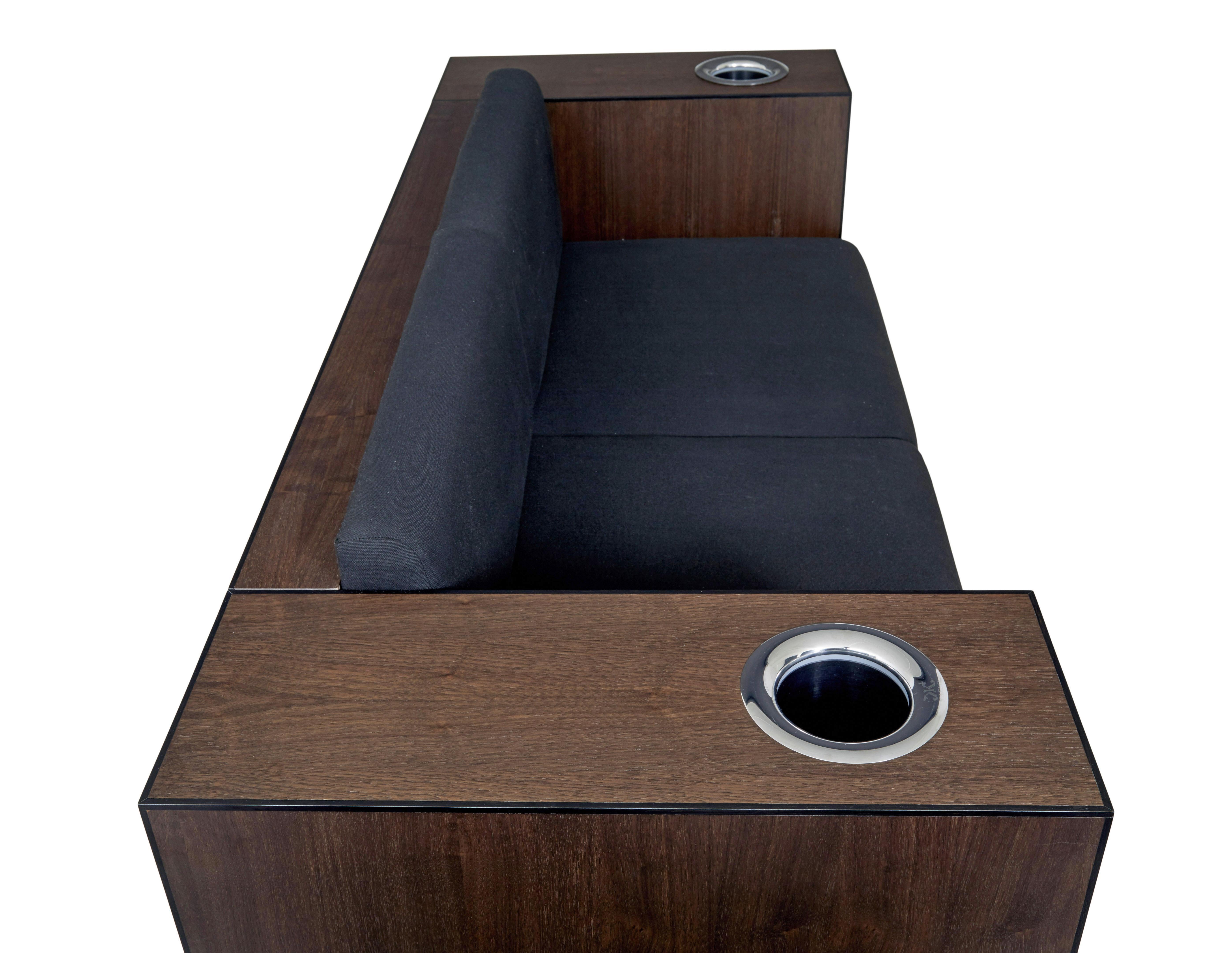 Modernes Sofa aus Nussbaumholz mit Kaelo-Weinkühlern (Walnuss) im Angebot