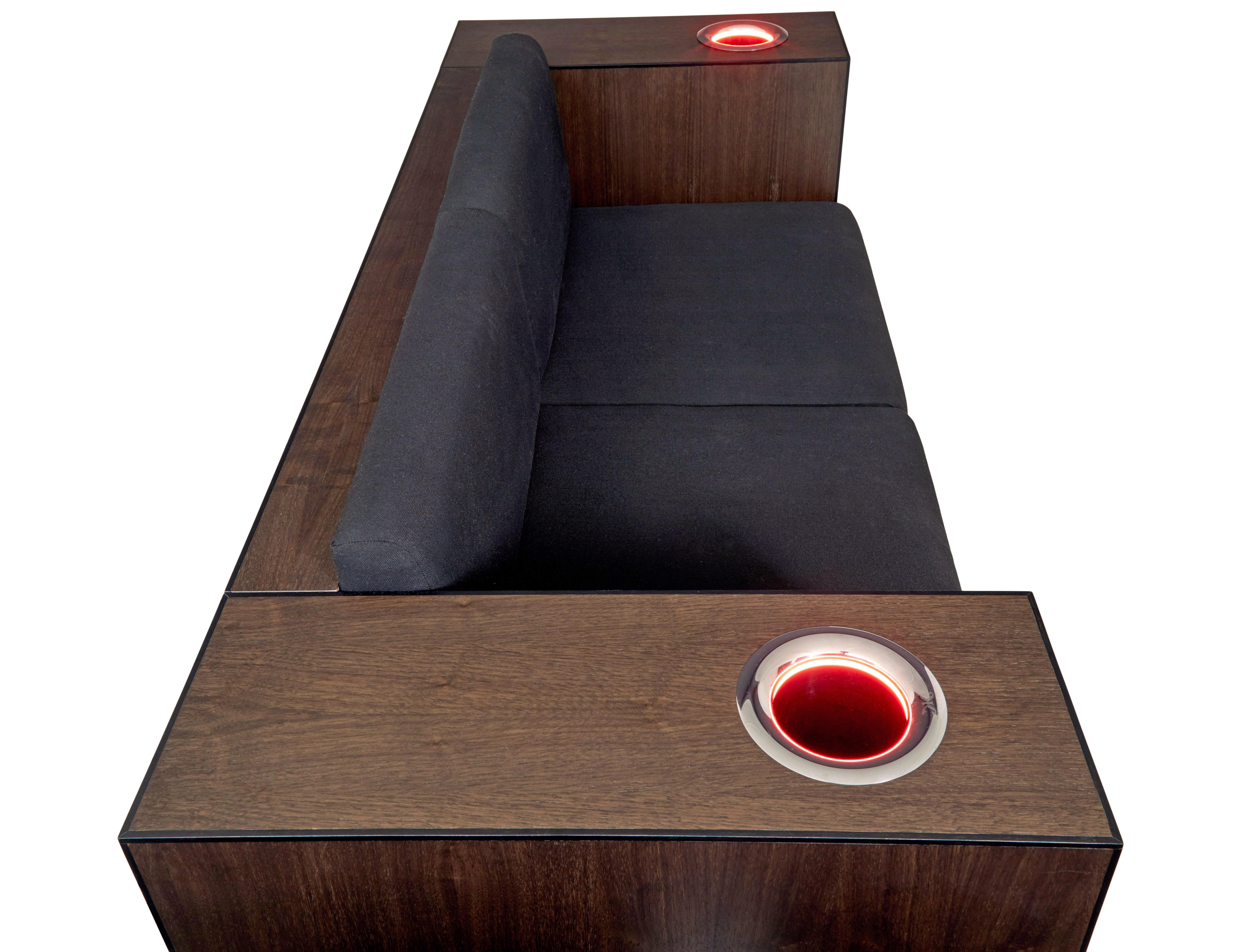Modernes Sofa aus Nussbaumholz mit Kaelo-Weinkühlern im Angebot 1