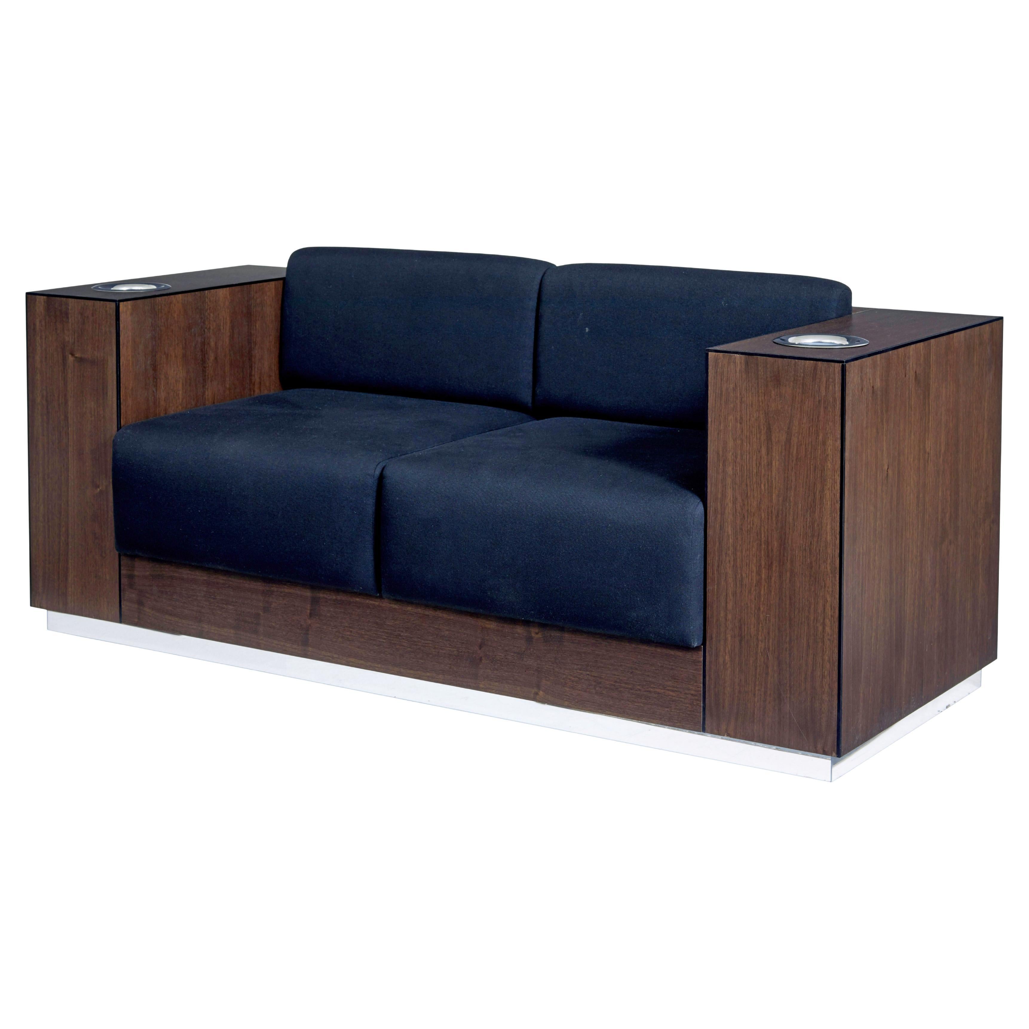 Modernes Sofa aus Nussbaumholz mit Kaelo-Weinkühlern im Angebot