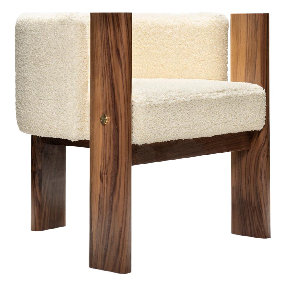 Modern, Nussbaum, massives Messing und cremefarbener Boucle' Malta 3-Bein-Esszimmerstuhl