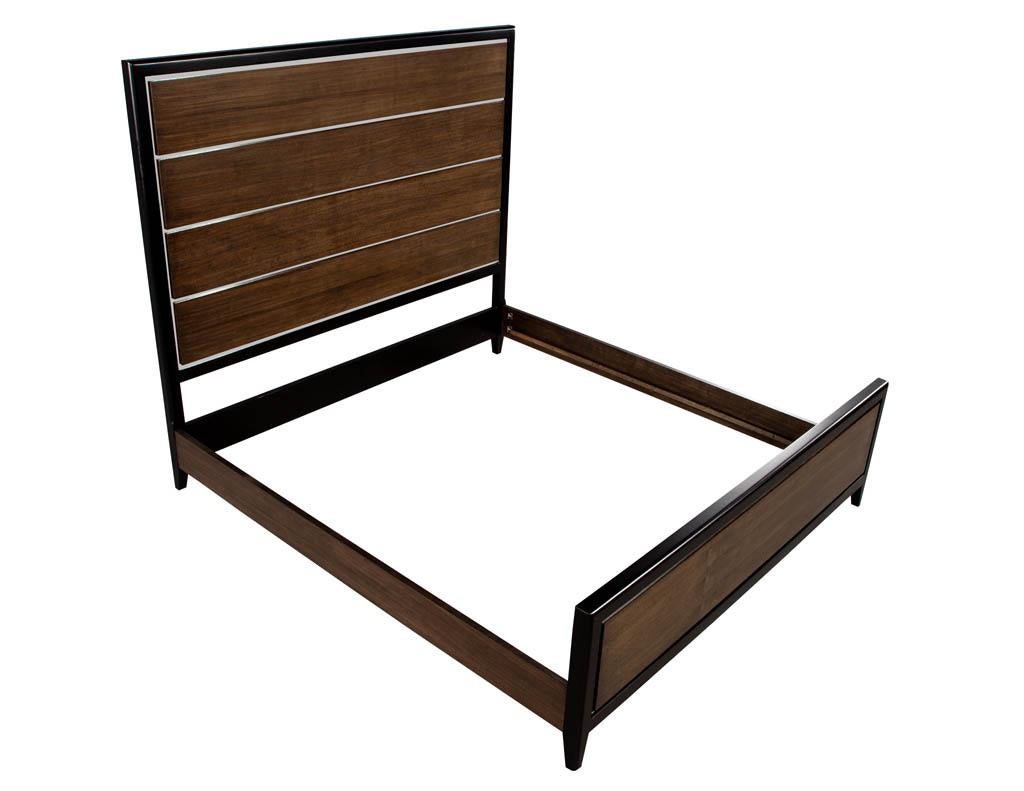 Modernes King-Size-Bett aus Nussbaumholz und Edelstahl im Angebot 7