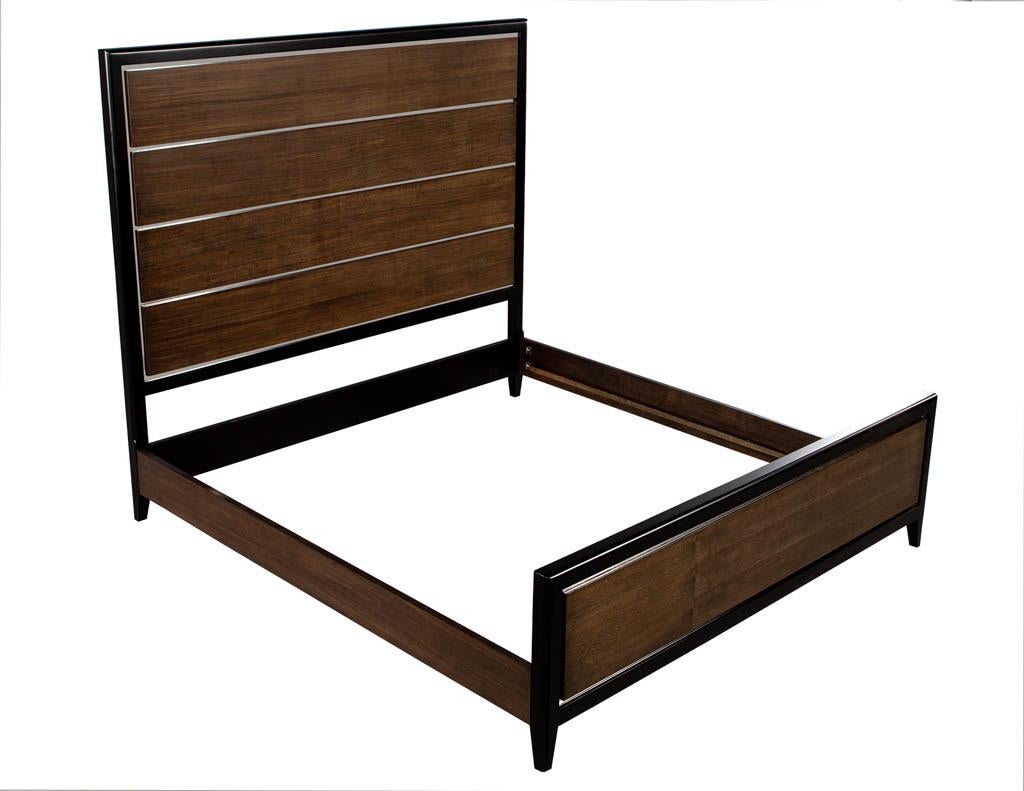 Modernes King-Size-Bett aus Nussbaumholz und Edelstahl im Angebot 9