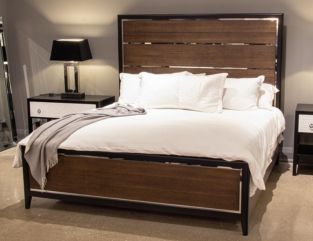 Modernes King-Size-Bett aus Nussbaumholz und Edelstahl (amerikanisch) im Angebot