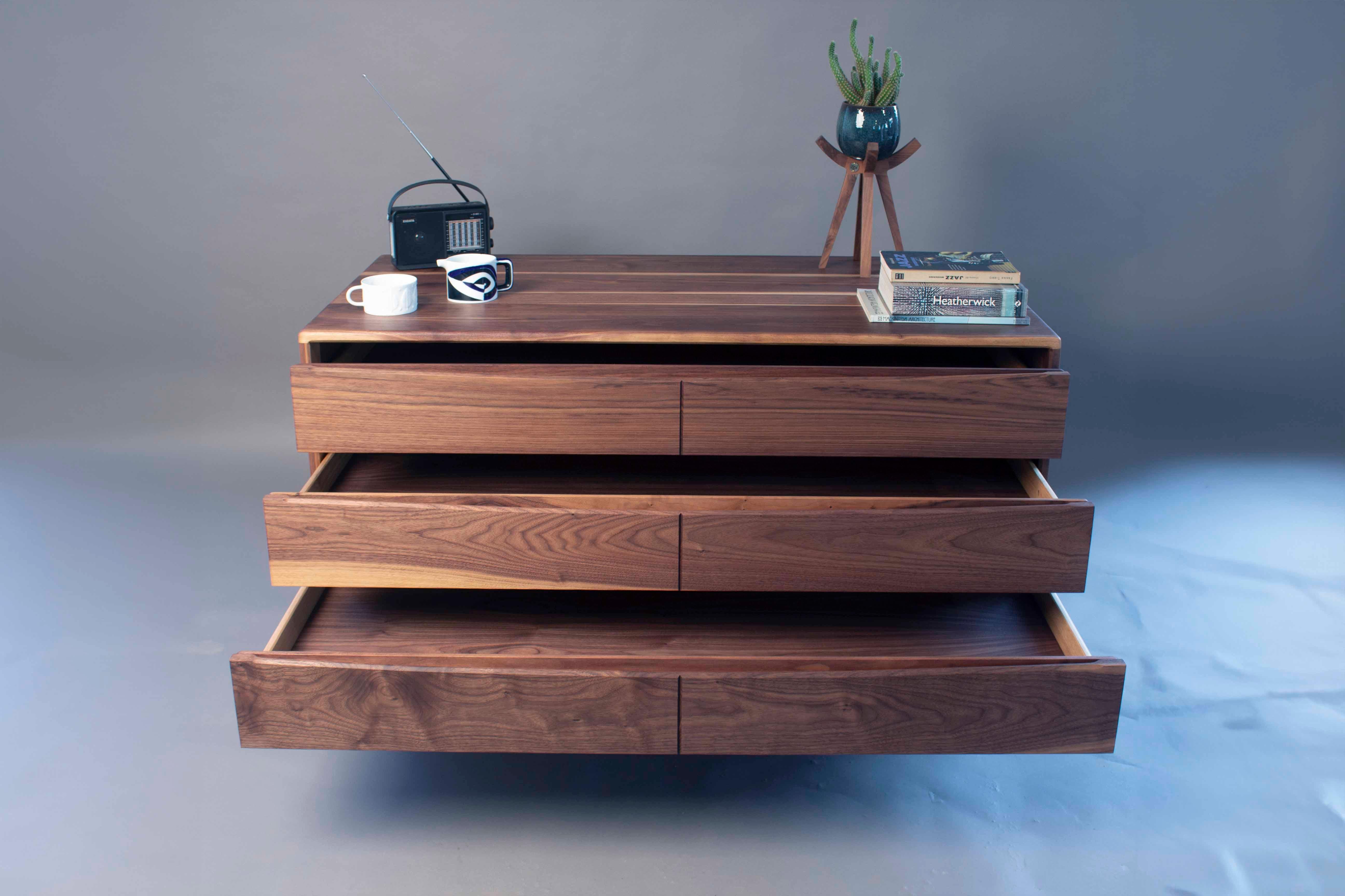 Moderne Nussbaum-Hochkommode - Handgefertigter Highboy mit Architectural Modern Beinen im Angebot 2