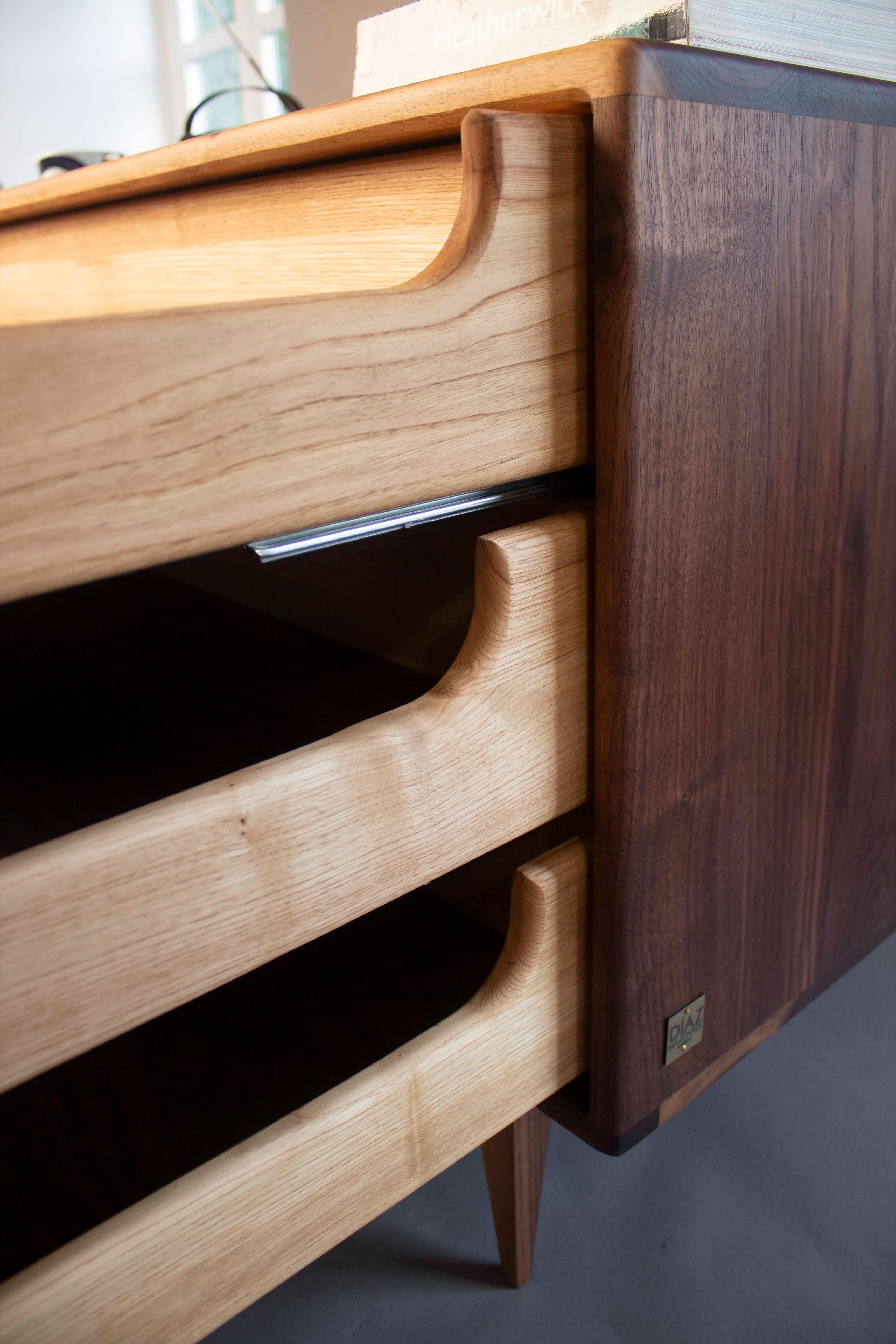 Moderne Nussbaum-Hochkommode - Handgefertigter Highboy mit Architectural Modern Beinen im Angebot 3