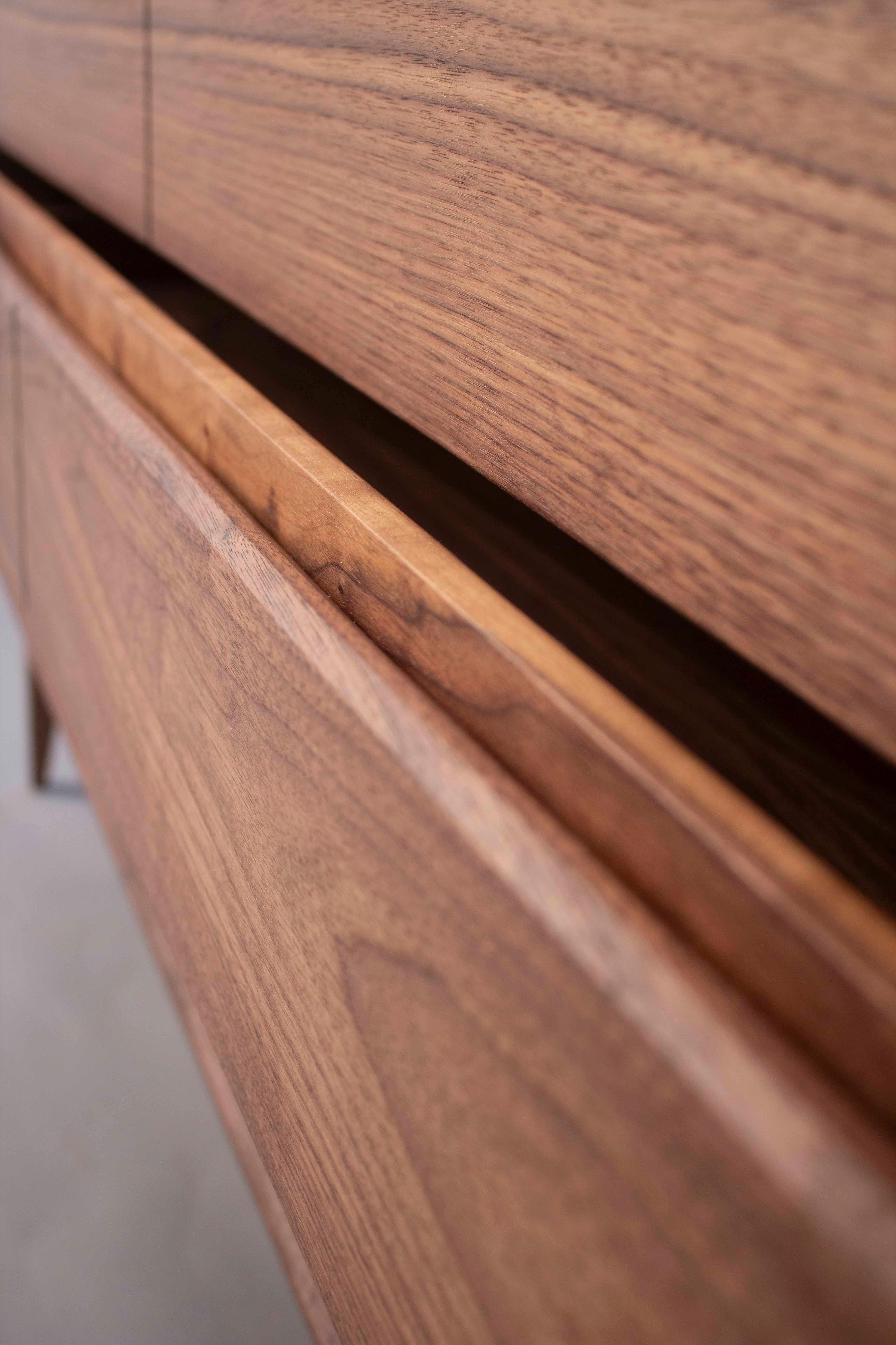 Moderne Nussbaum-Hochkommode - Handgefertigter Highboy mit Architectural Modern Beinen im Angebot 4