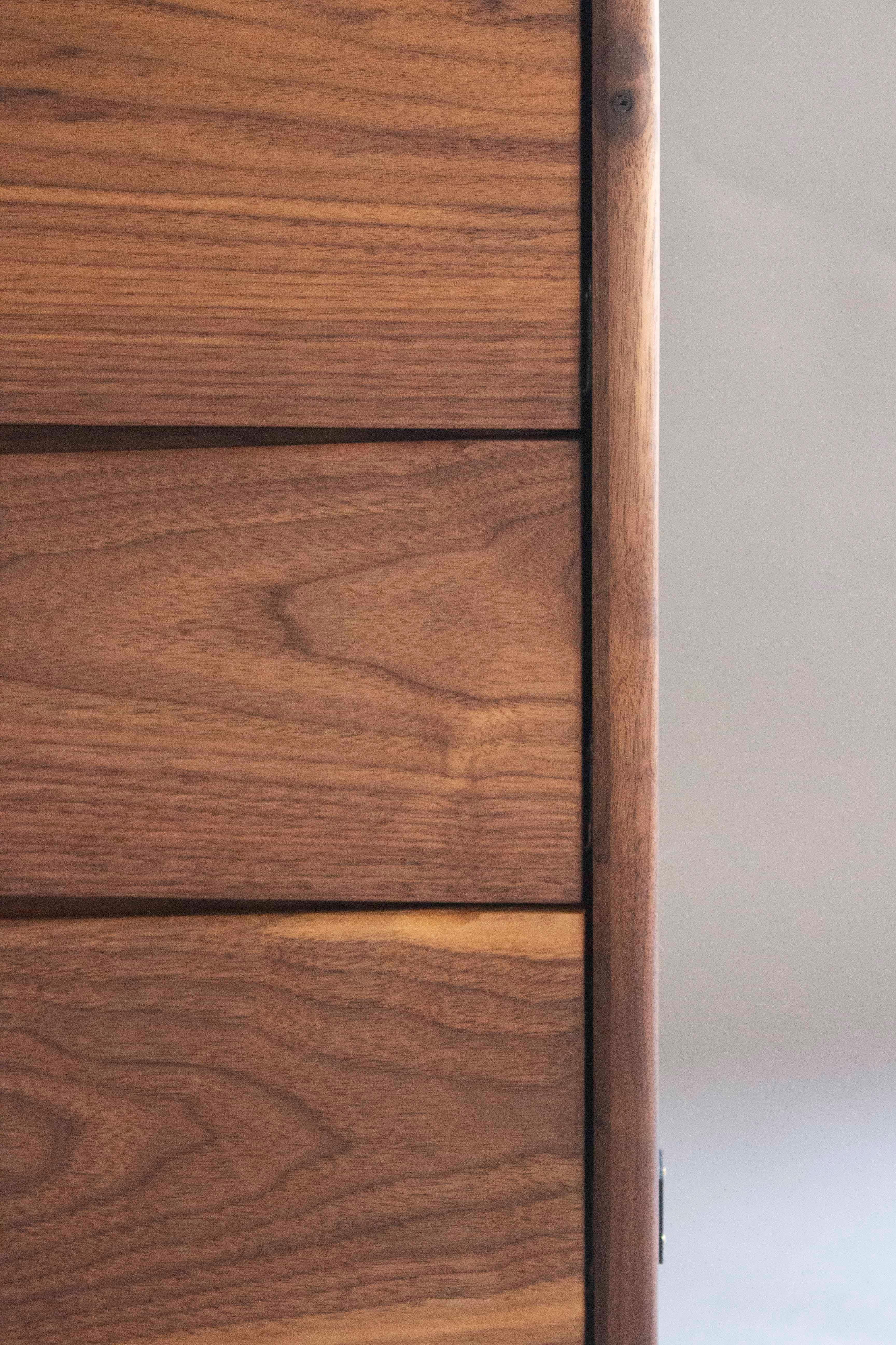 Moderne Nussbaum-Hochkommode - Handgefertigter Highboy mit Architectural Modern Beinen im Angebot 5