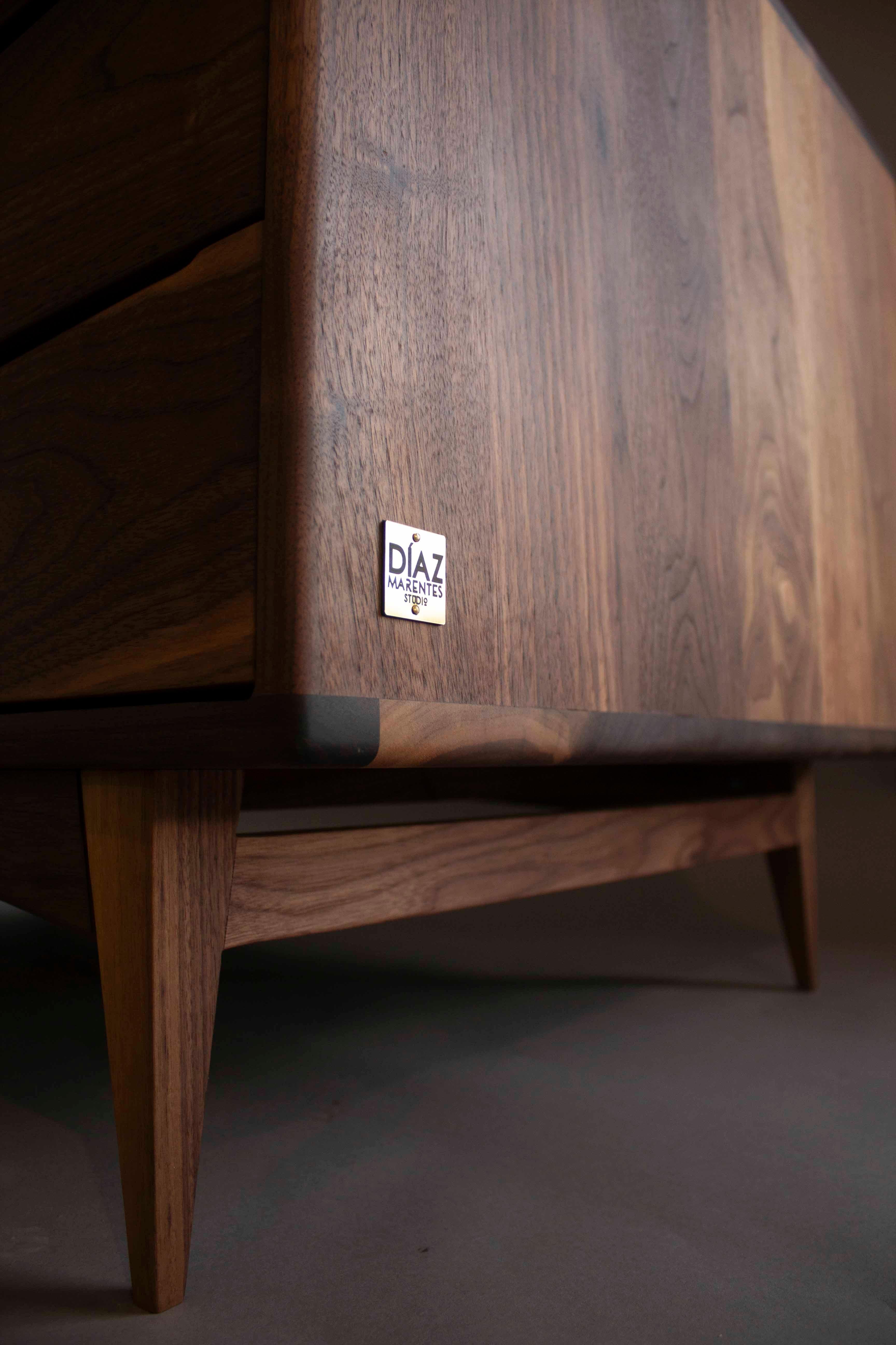 Moderne Nussbaum-Hochkommode - Handgefertigter Highboy mit Architectural Modern Beinen (Kastanienholz) im Angebot