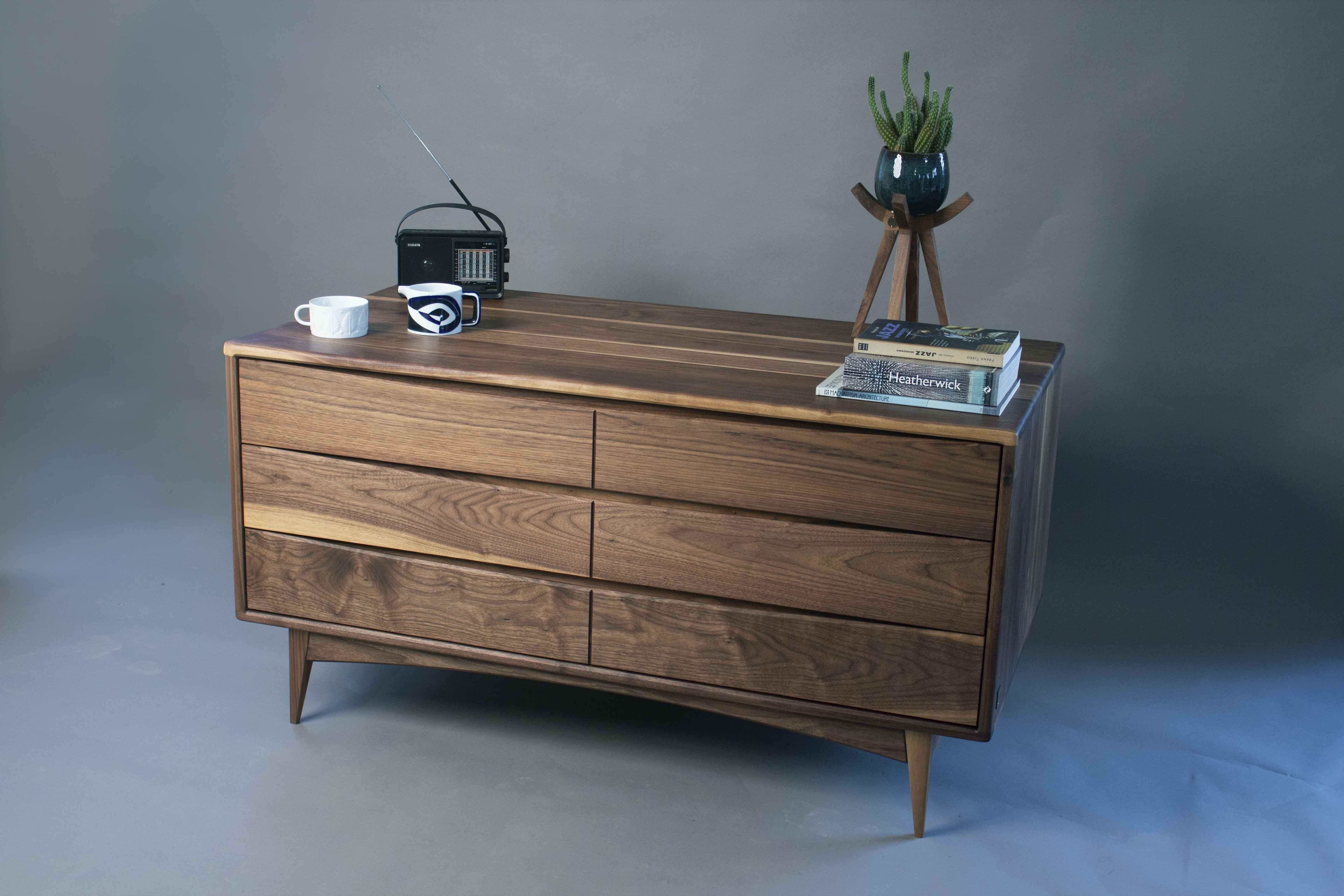 Moderne Nussbaum-Hochkommode - Handgefertigter Highboy mit Architectural Modern Beinen im Angebot 1