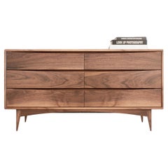 Moderne Nussbaum-Hochkommode - Handgefertigter Highboy mit Architectural Modern Beinen
