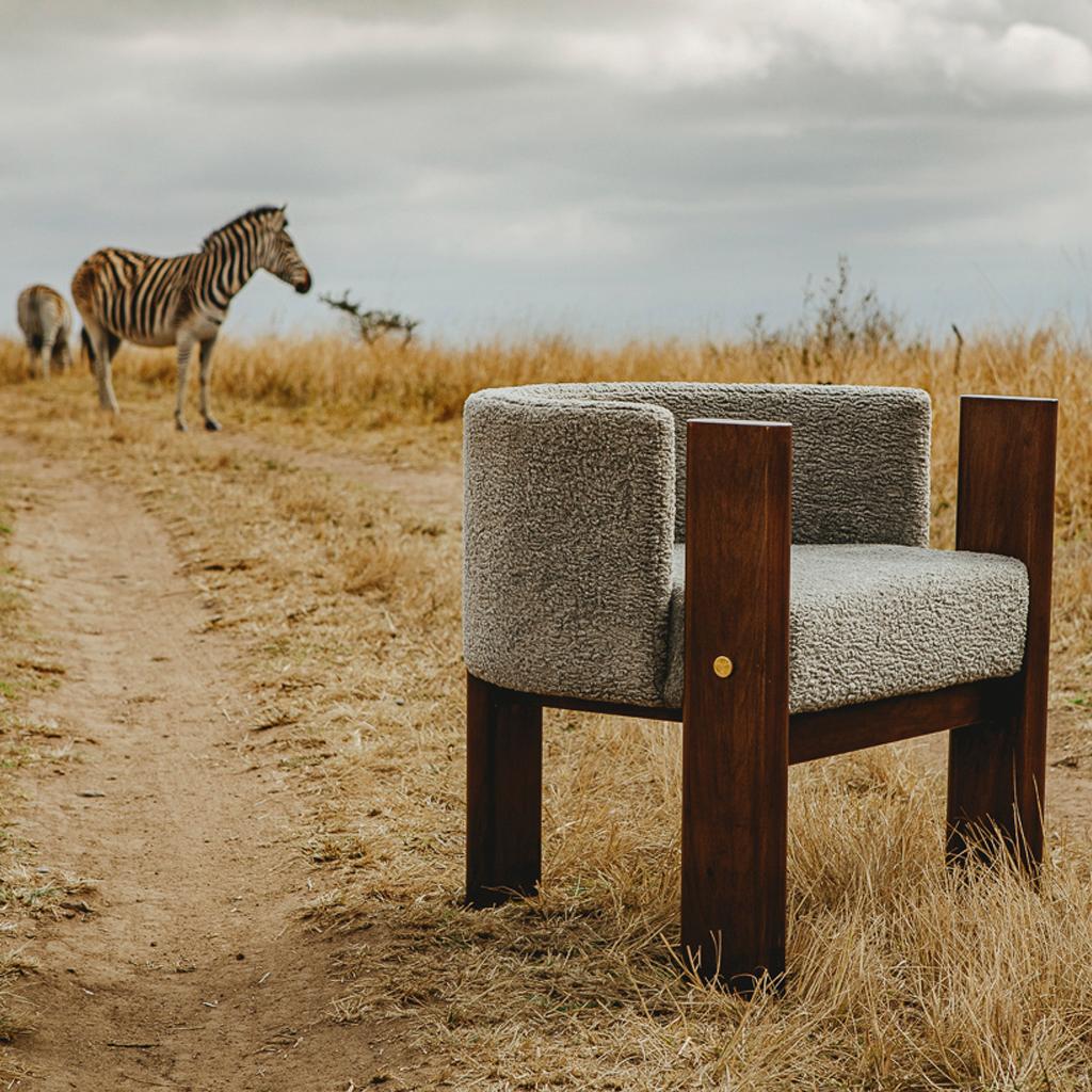 Laiton Chaise de salle à manger et fauteuil de salon Malta moderne en bois de noyer, laiton massif et bouclette en vente