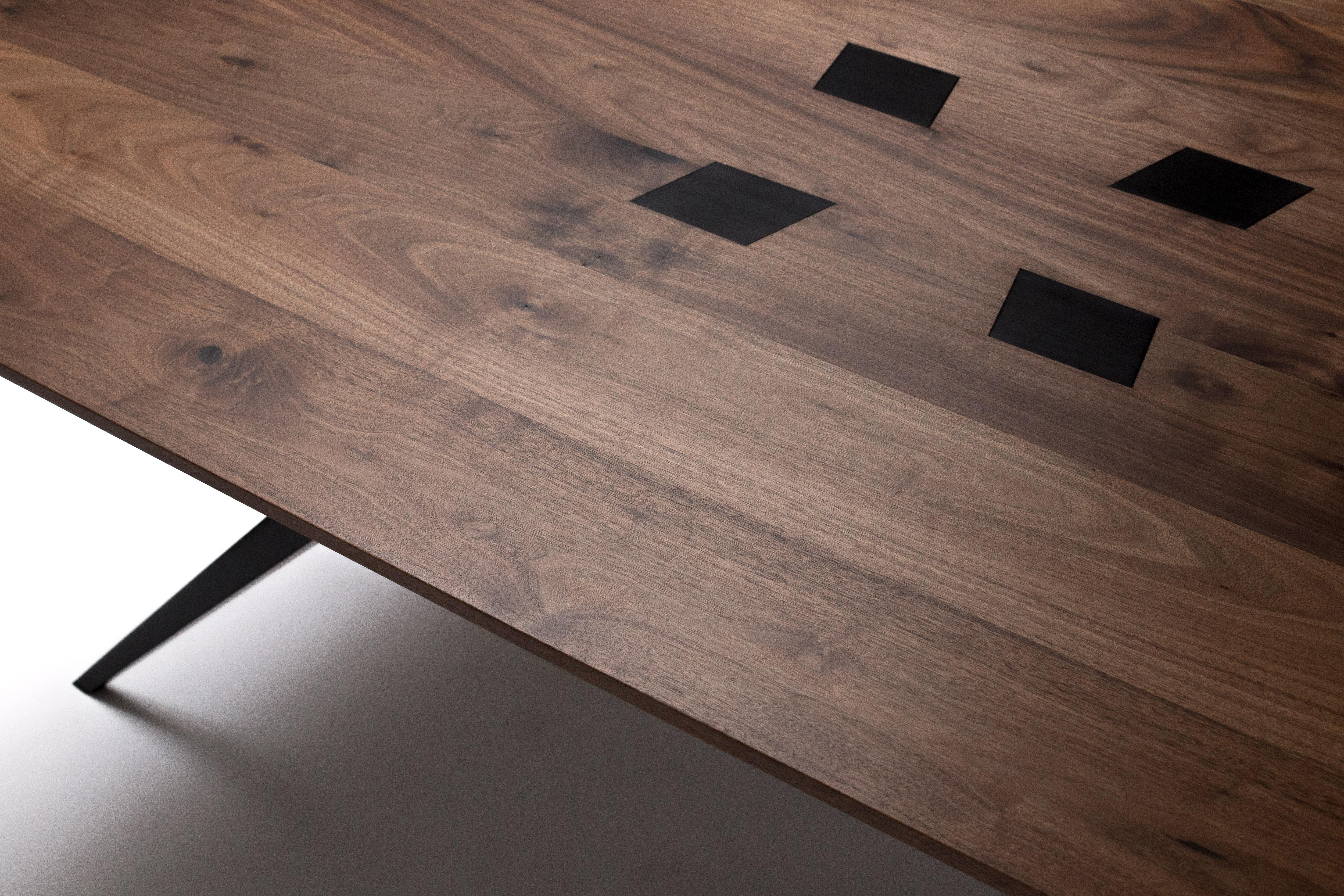 Nord-américain Table moderne à pieds en acier noir et dessus en noyer récupéré en vente