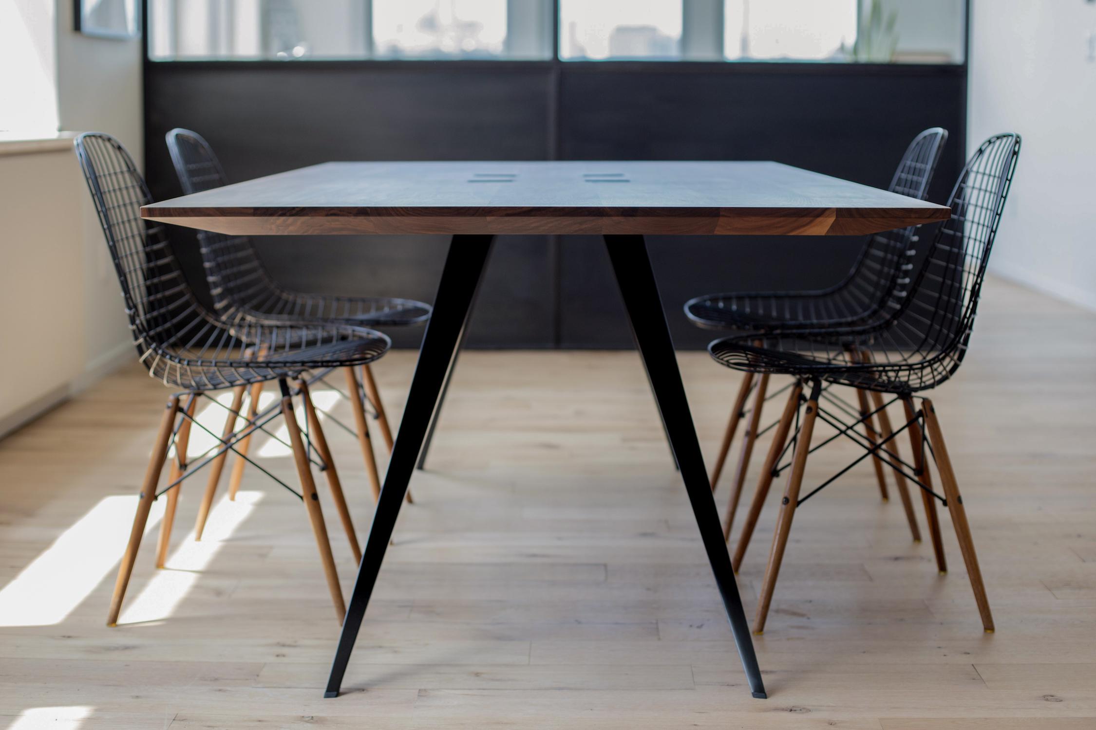 Huilé Table moderne à pieds en acier noir et dessus en noyer récupéré en vente