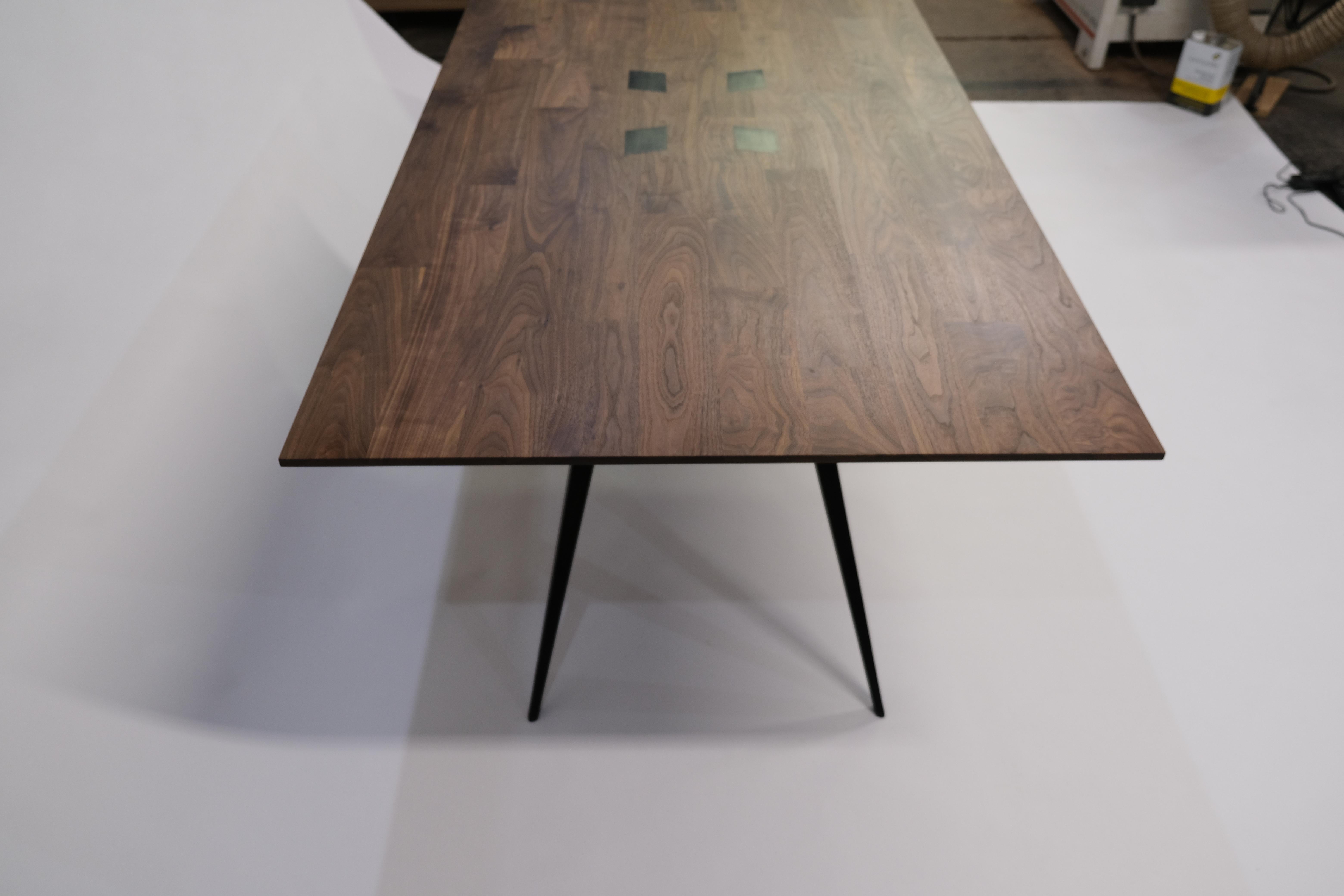 Moderne Table moderne à pieds en acier noir et dessus en noyer récupéré en vente