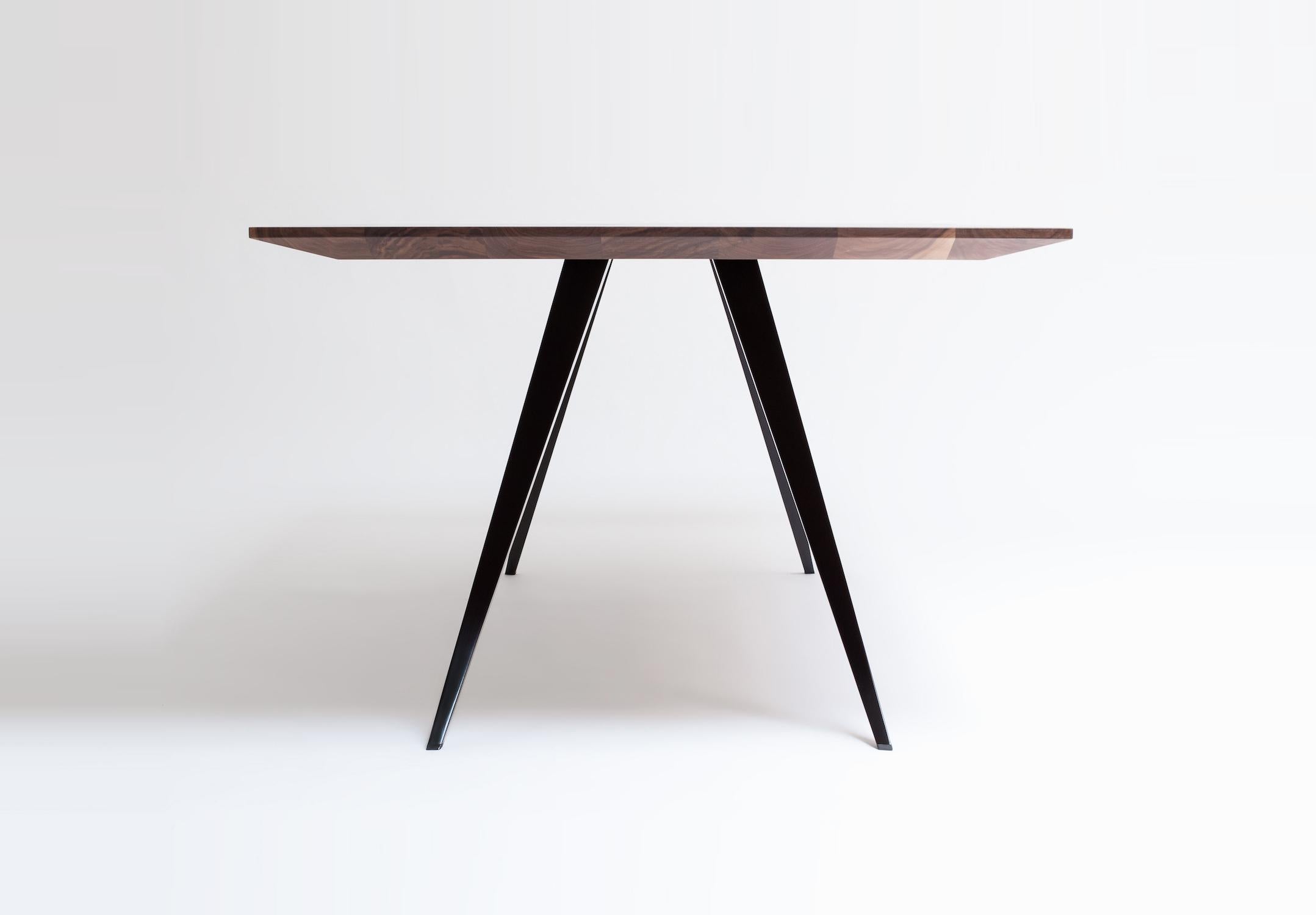 XXIe siècle et contemporain Table moderne à pieds en acier noir et dessus en noyer récupéré en vente